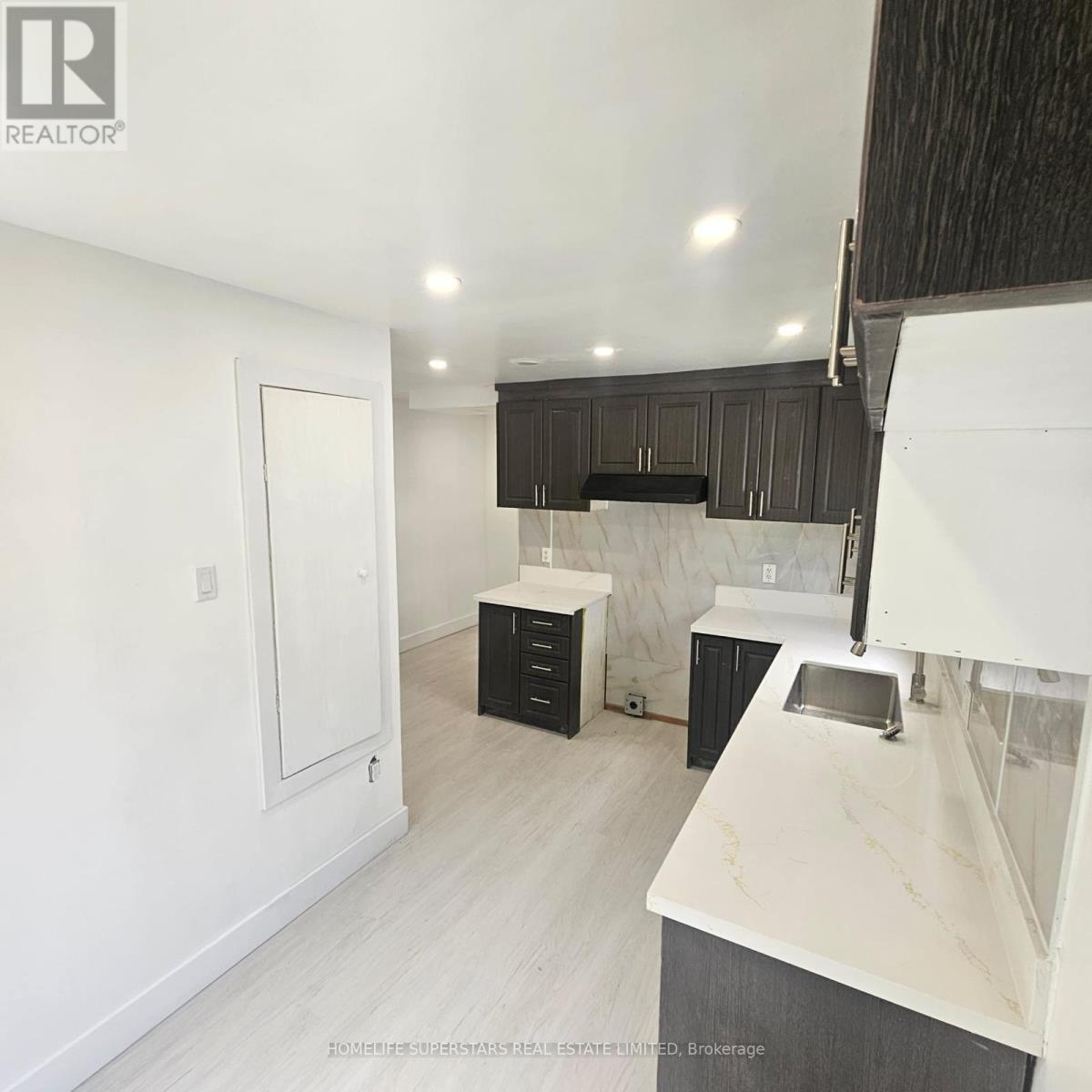 3130 Merritt Avenue, Mississauga, Ontario  L4T 1P3 - Photo 6 - W12470841