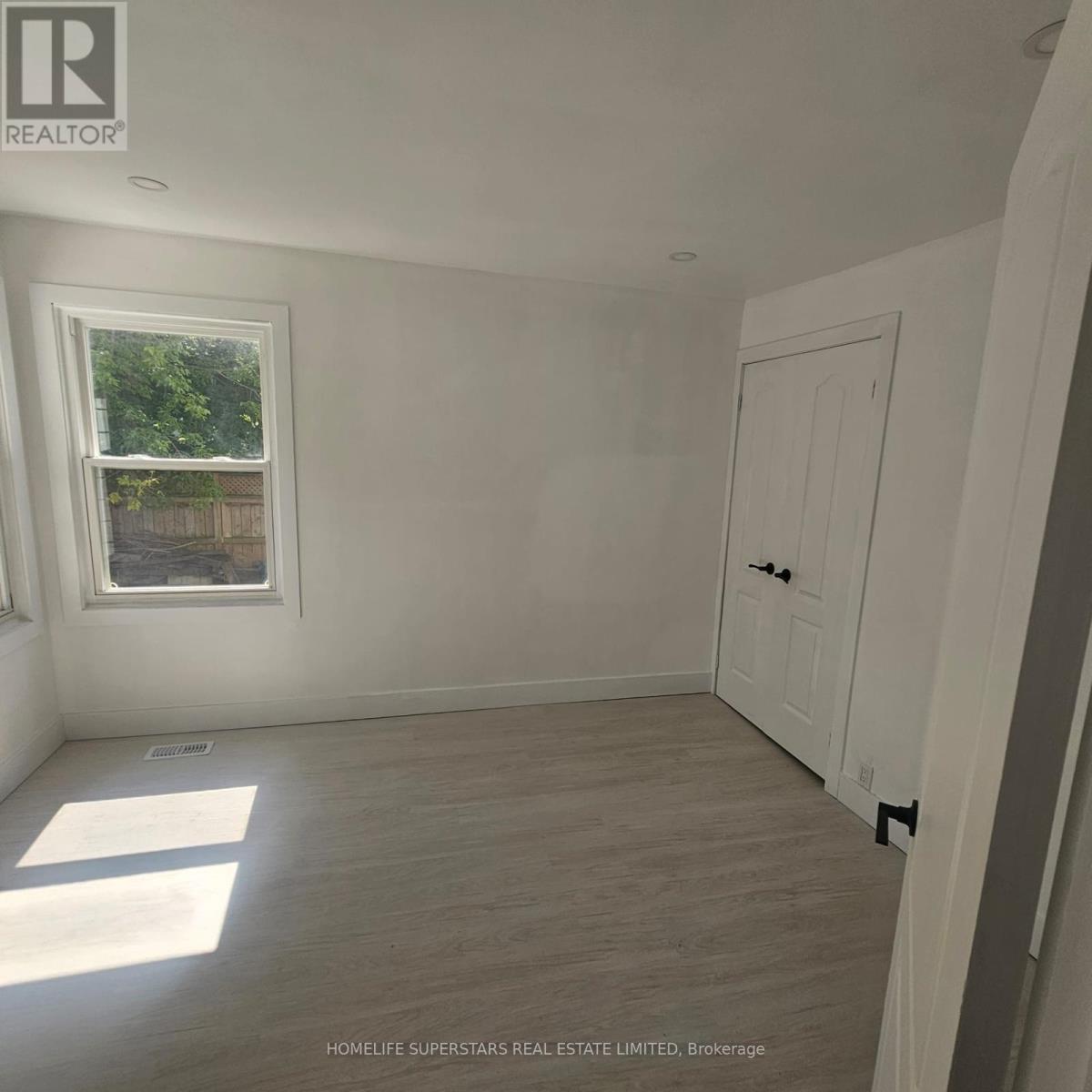 3130 Merritt Avenue, Mississauga, Ontario  L4T 1P3 - Photo 7 - W12470841