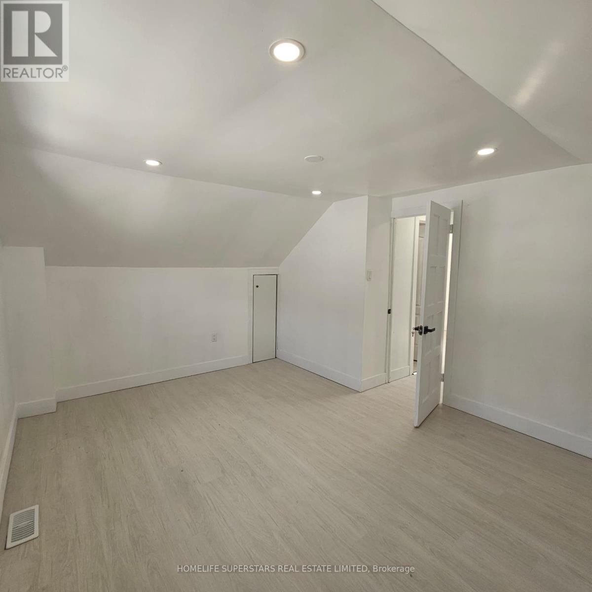 3130 Merritt Avenue, Mississauga, Ontario  L4T 1P3 - Photo 8 - W12470841