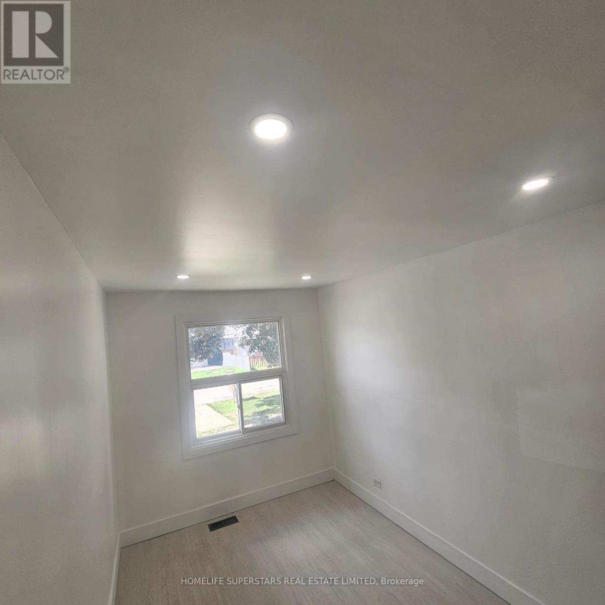3130 Merritt Avenue, Mississauga, Ontario  L4T 1P3 - Photo 9 - W12470841