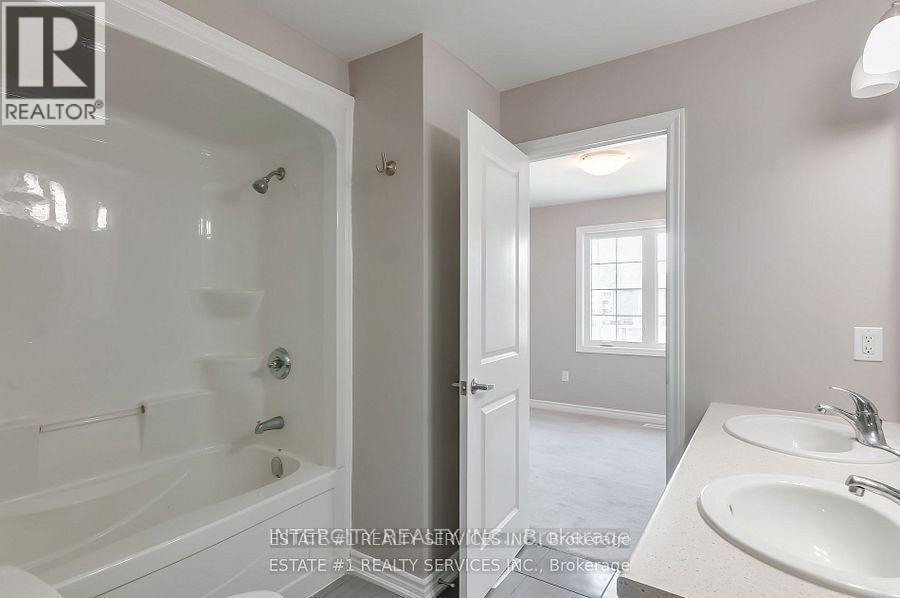 263 Louise Street, Welland, Ontario  L3B 0H8 - Photo 3 - X12470836