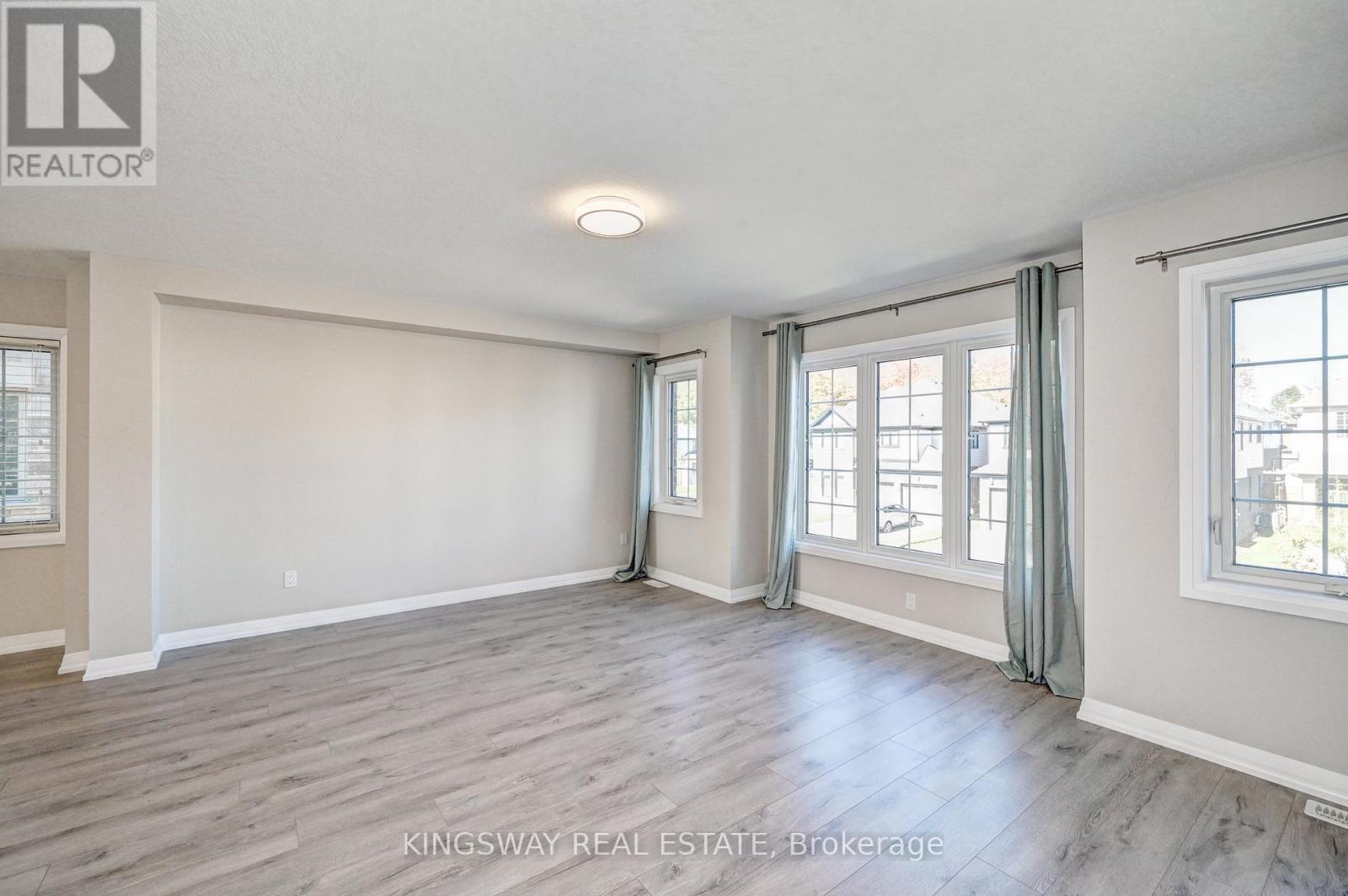 86 Monarch Woods Drive, Kitchener, Ontario  N2P 2Y9 - Photo 10 - X12470850