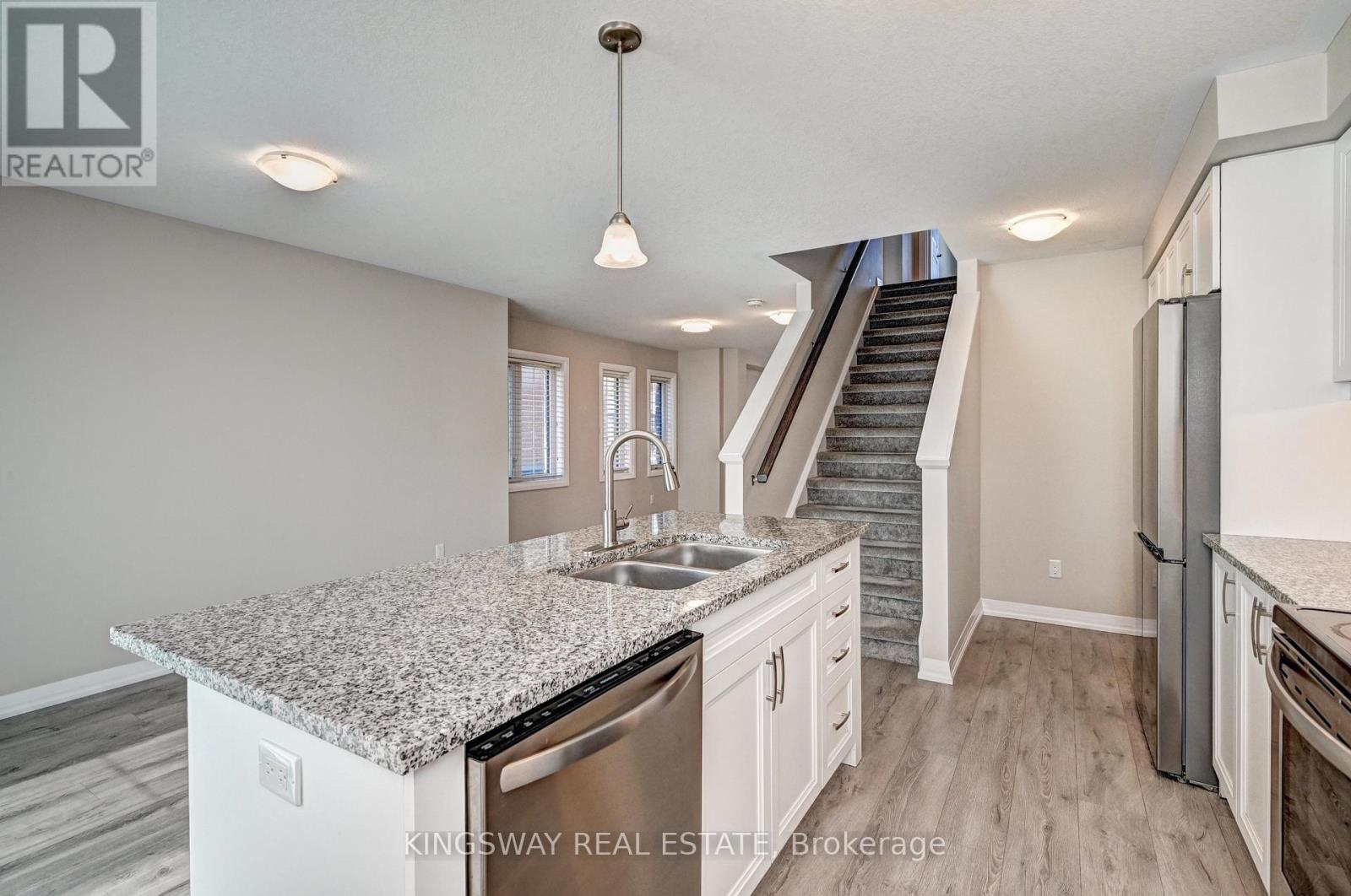 86 Monarch Woods Drive, Kitchener, Ontario  N2P 2Y9 - Photo 18 - X12470850