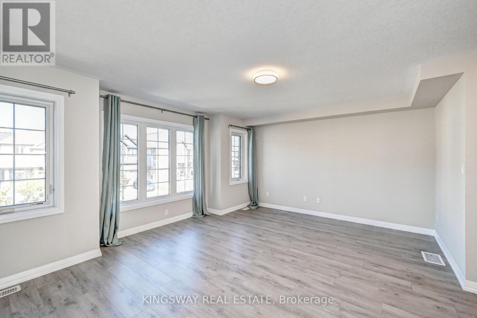 86 Monarch Woods Drive, Kitchener, Ontario  N2P 2Y9 - Photo 9 - X12470850