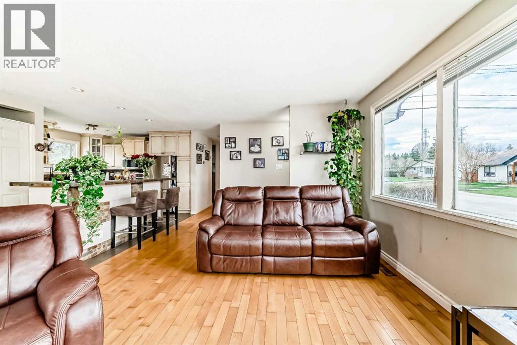 53 Wakefield Drive Sw, Calgary, Alberta  T3C 2W8 - Photo 6 - A2230901