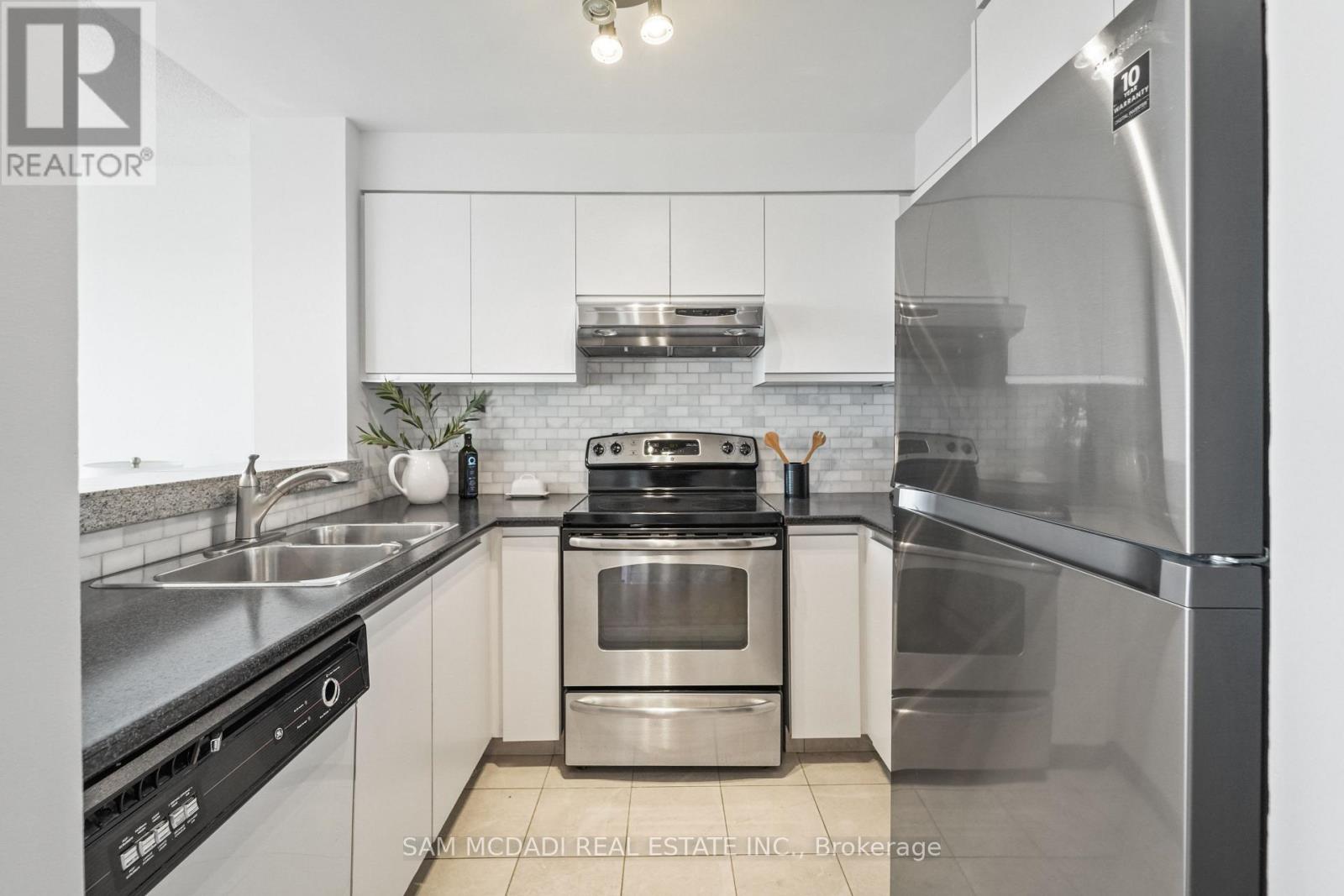 1807 - 2177 Burnhamthorpe Road W, Mississauga, Ontario  L5L 5P9 - Photo 4 - W12470856