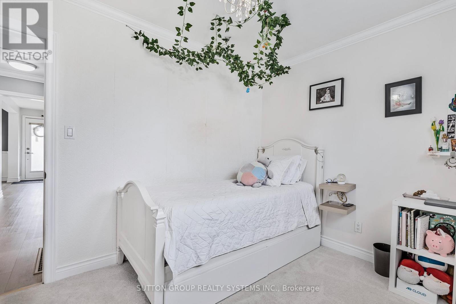 85 Kane Avenue, Toronto, Ontario  M6M 3M8 - Photo 12 - W12470857