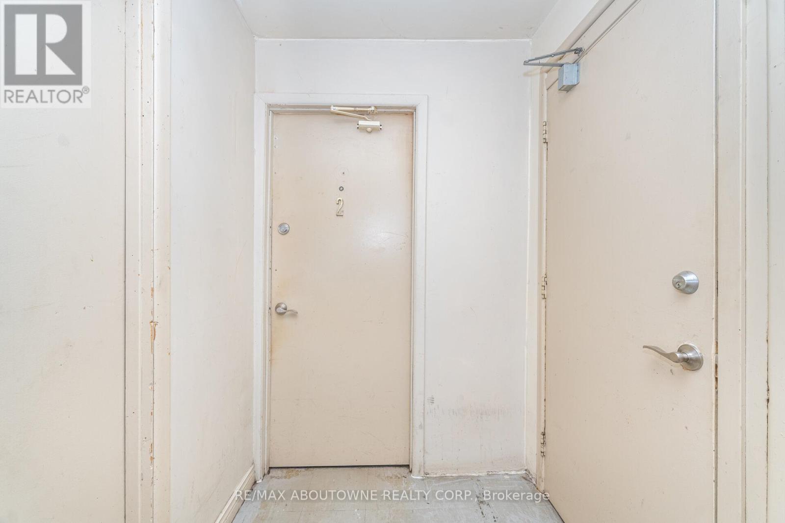 2 - 2144 Lilnan Court, Burlington, Ontario  L7R 1Y3 - Photo 3 - W12470860