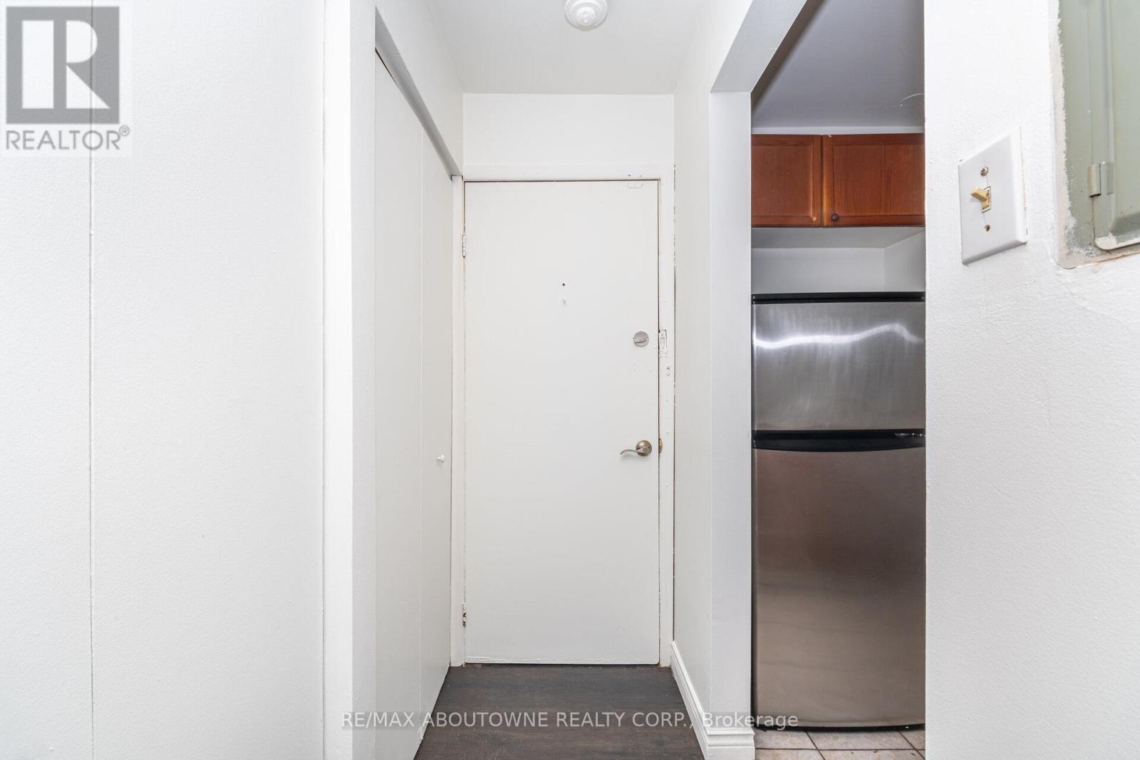 2 - 2144 Lilnan Court, Burlington, Ontario  L7R 1Y3 - Photo 4 - W12470860