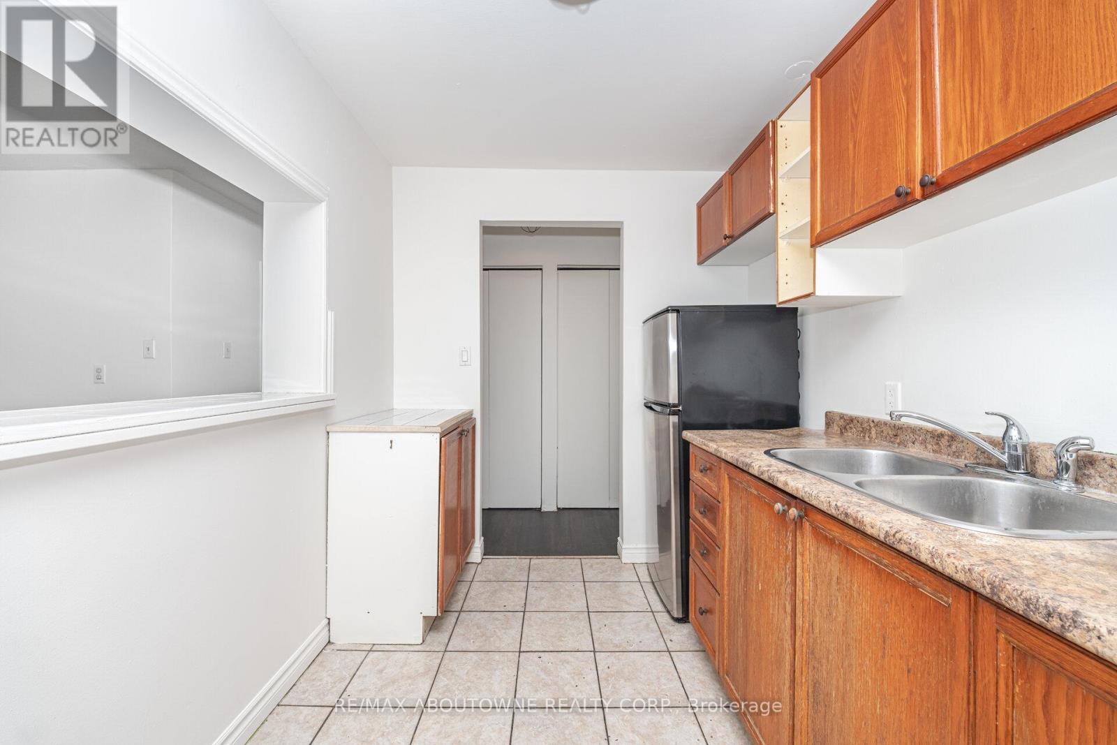 2 - 2144 Lilnan Court, Burlington, Ontario  L7R 1Y3 - Photo 8 - W12470860