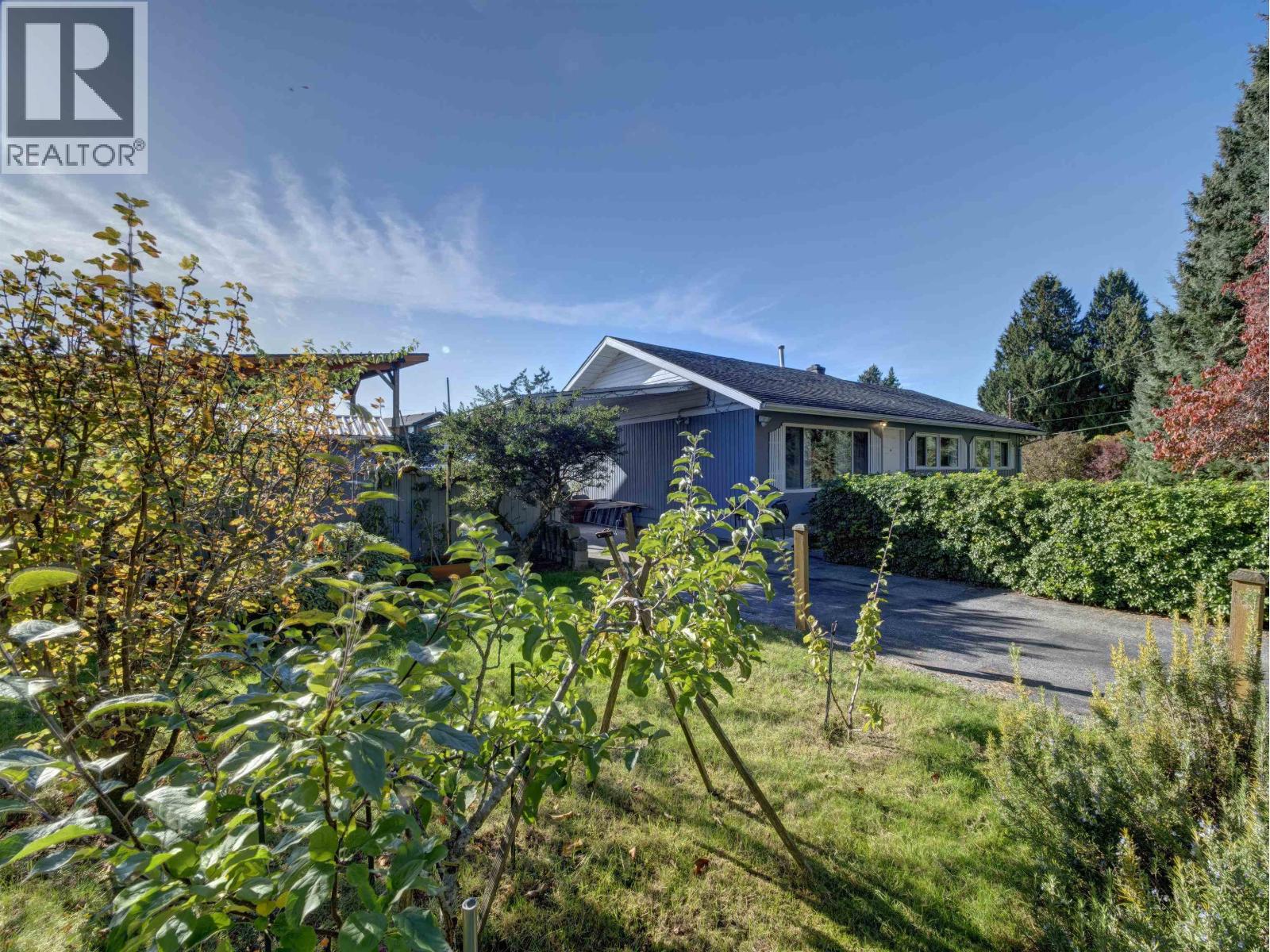 4657 Whitaker Road, Sechelt, British Columbia  V7Z 0E4 - Photo 2 - R3057193