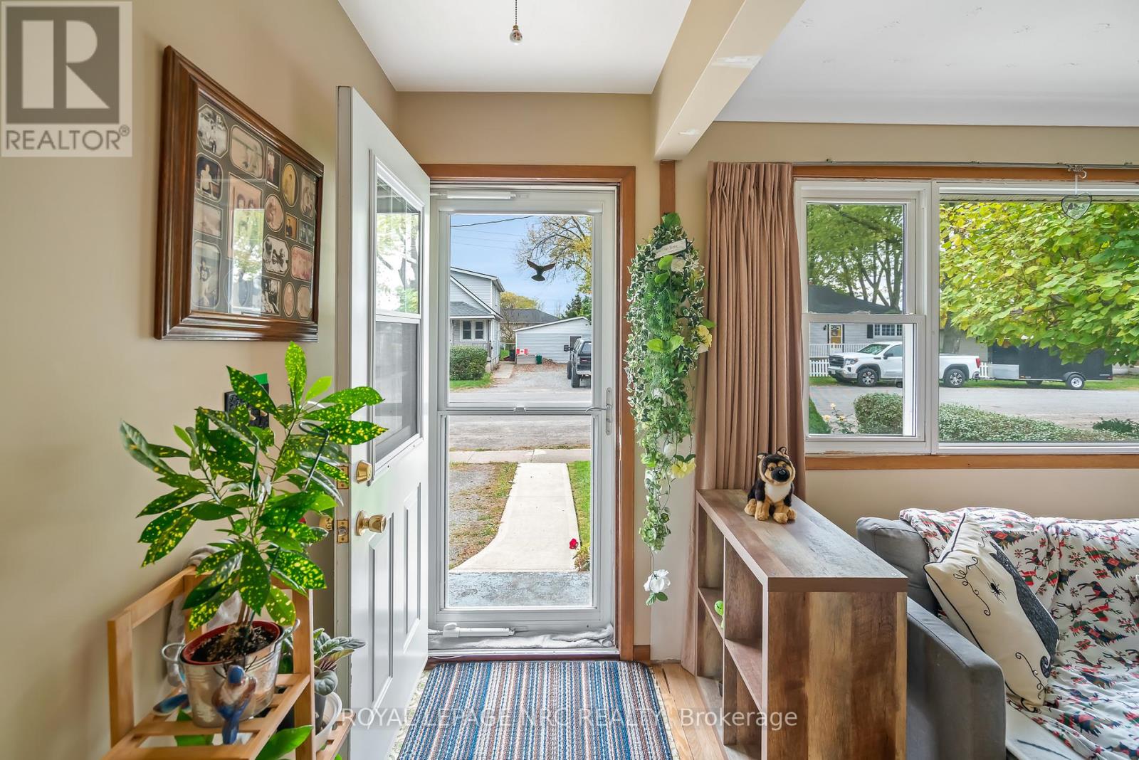 109 Mackan Street, Thorold, Ontario  L2V 1G5 - Photo 2 - X12470899