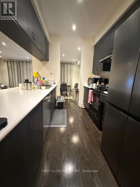 52 Helliwell Crescent, Richmond Hill, Ontario  L4E 1C7 - Photo 3 - N12470896