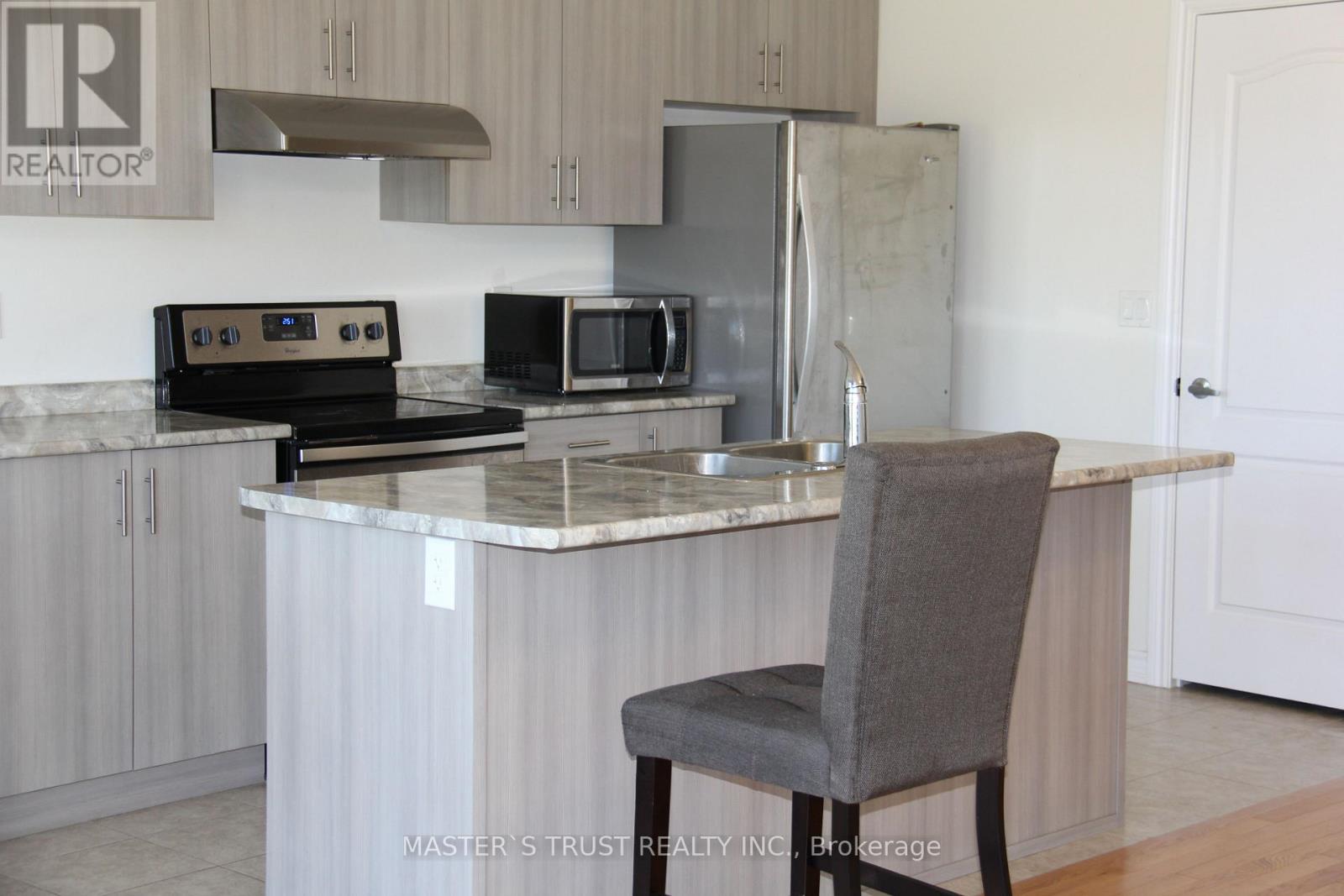 20 Blackpool Lane E, East Gwillimbury, Ontario  L9N 0R7 - Photo 3 - N12470900