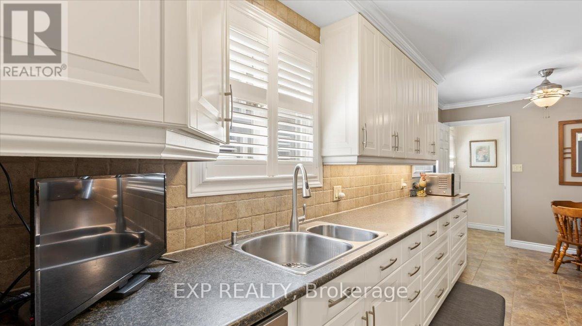 1452 Oneida Court, Oshawa, Ontario  L1G 4M6 - Photo 6 - E12454157