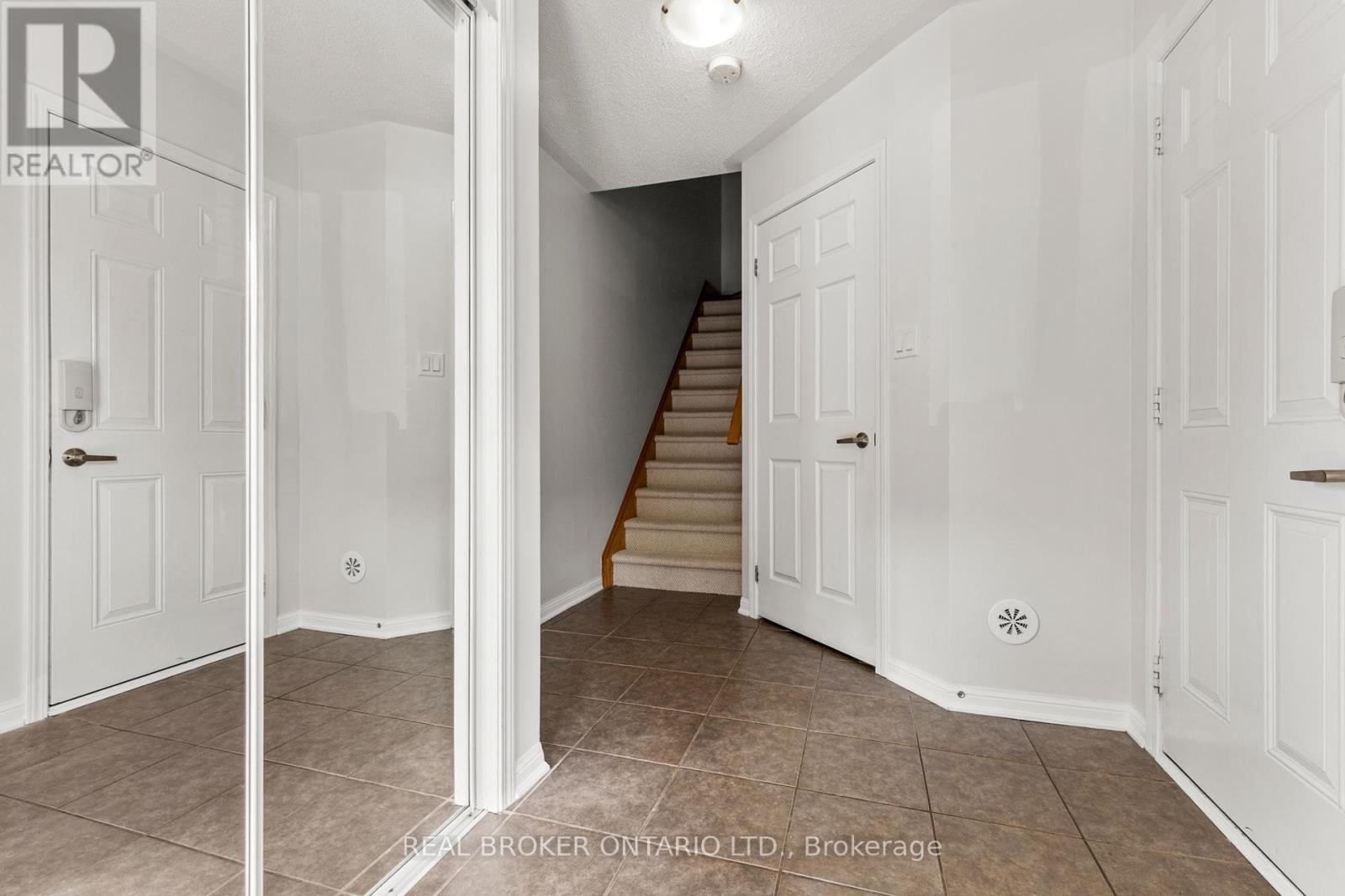 879 Willingdon Crescent, Milton, Ontario  L9T 0Z7 - Photo 4 - W12466210