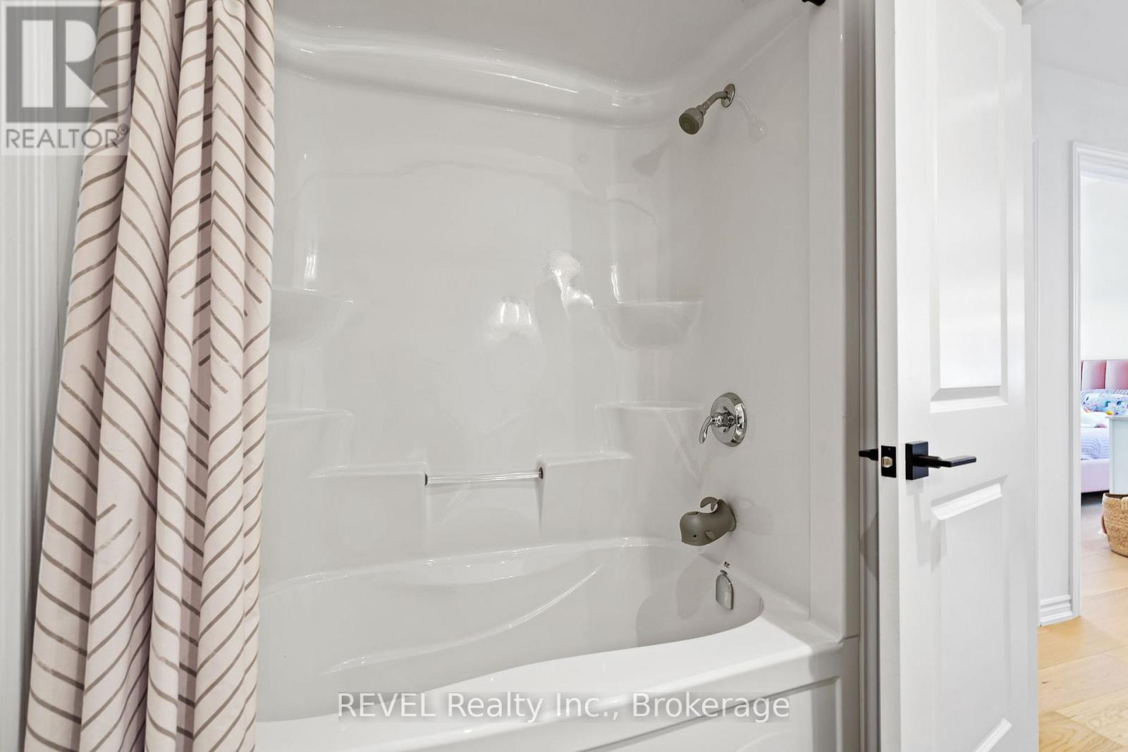 8045 Brookside Drive, Niagara Falls, Ontario  L2H 3T9 - Photo 21 - X12470911