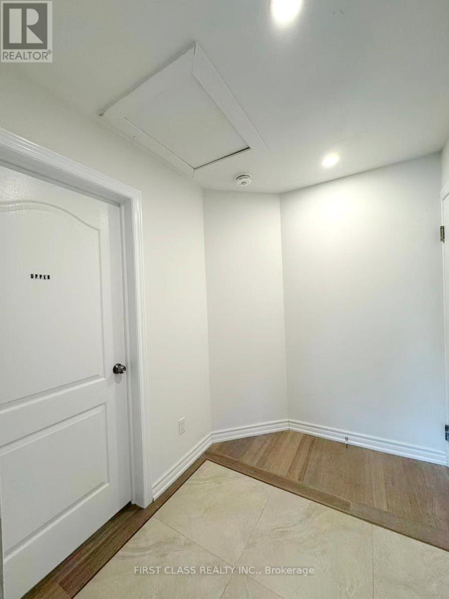 Upper - 741 Proctor Road, Burlington, Ontario  L7R 3E5 - Photo 2 - W12470920