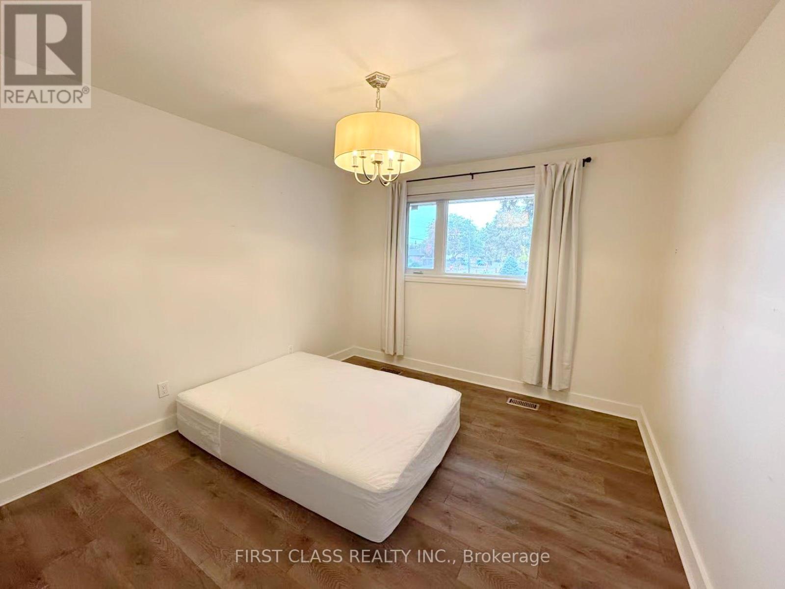 Upper - 741 Proctor Road, Burlington, Ontario  L7R 3E5 - Photo 23 - W12470920