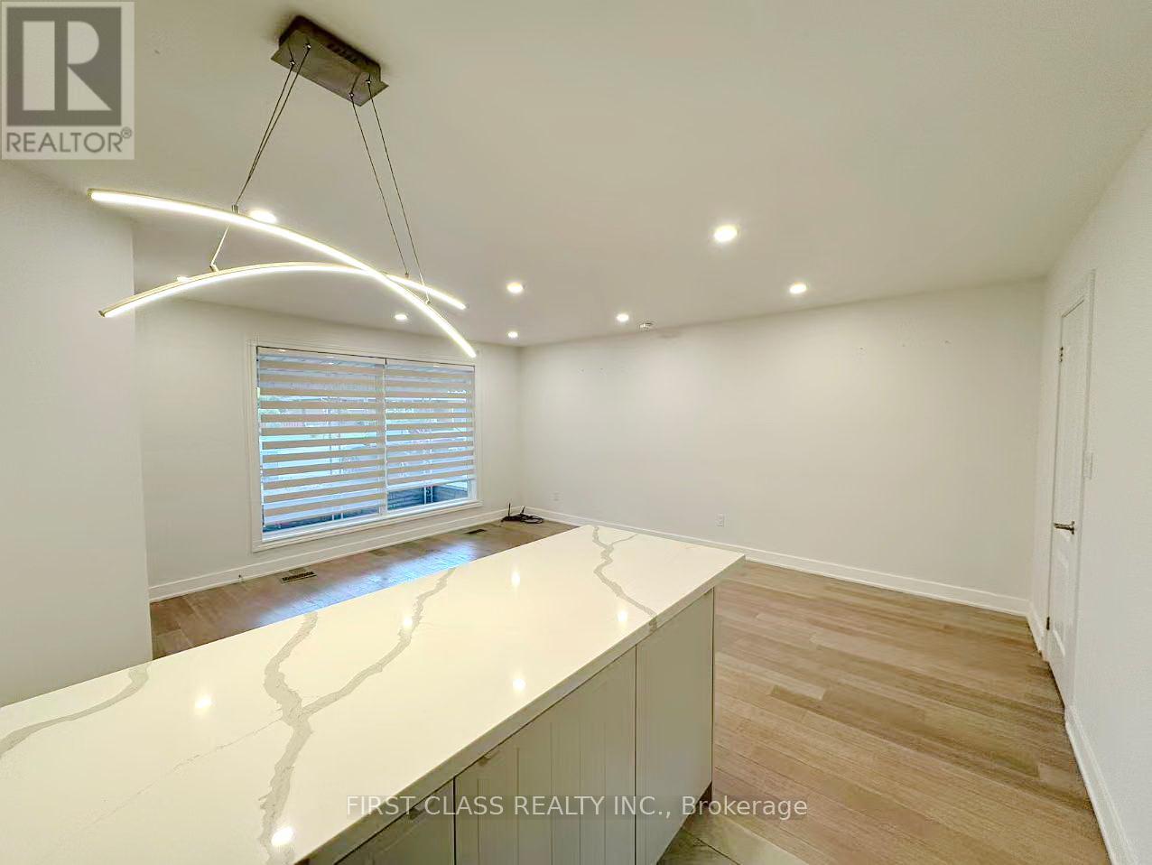 Upper - 741 Proctor Road, Burlington, Ontario  L7R 3E5 - Photo 8 - W12470920