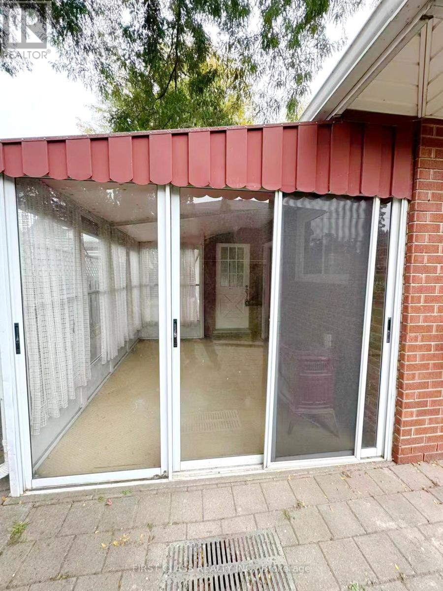 Main - 741 Proctor Road, Burlington, Ontario  L7R 3E5 - Photo 4 - W12470922