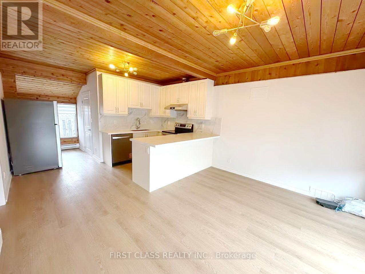 Main - 741 Proctor Road, Burlington, Ontario  L7R 3E5 - Photo 8 - W12470922