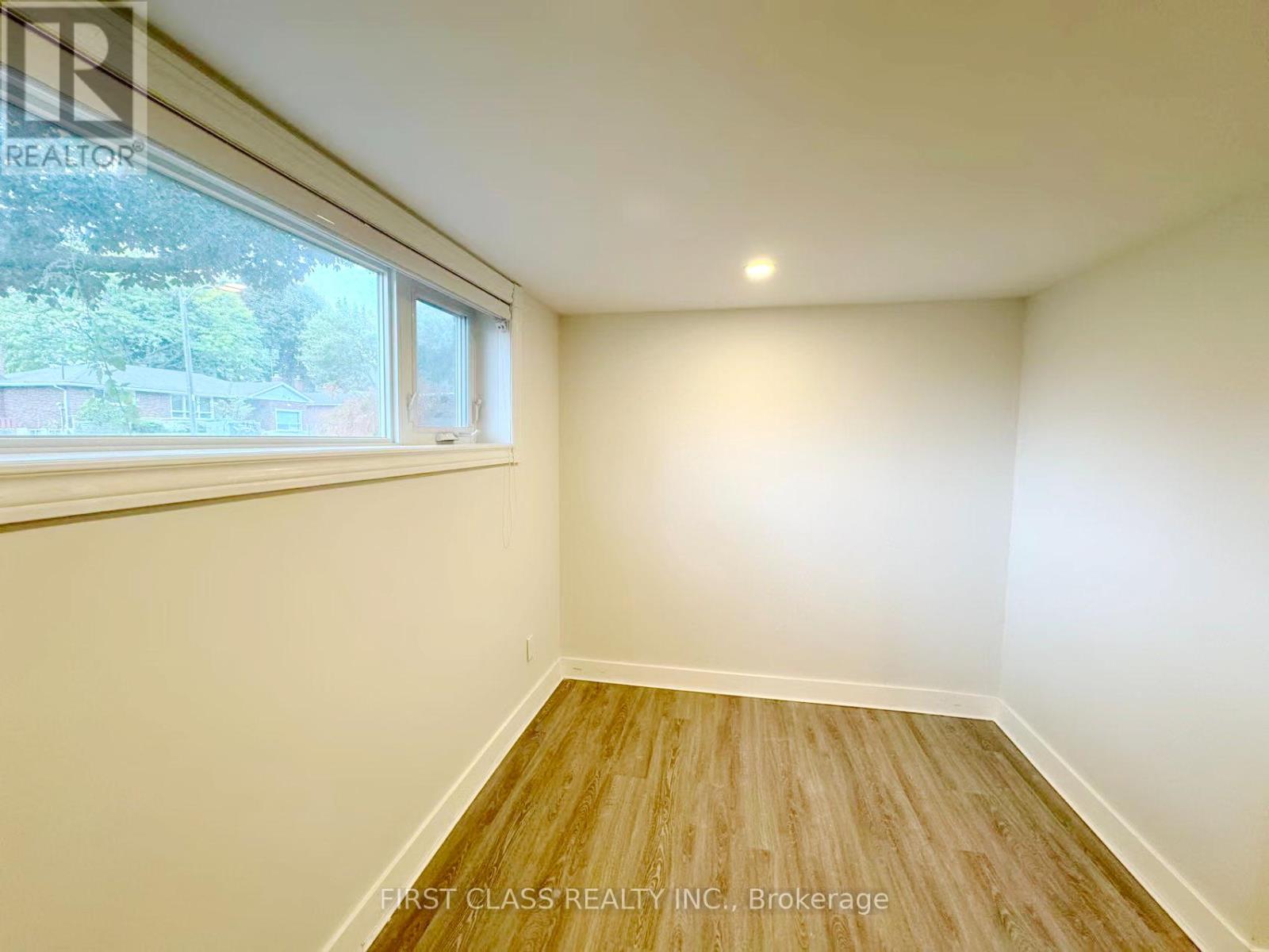 Lower - 741 Proctor Road, Burlington, Ontario  L7R 3E5 - Photo 8 - W12470923