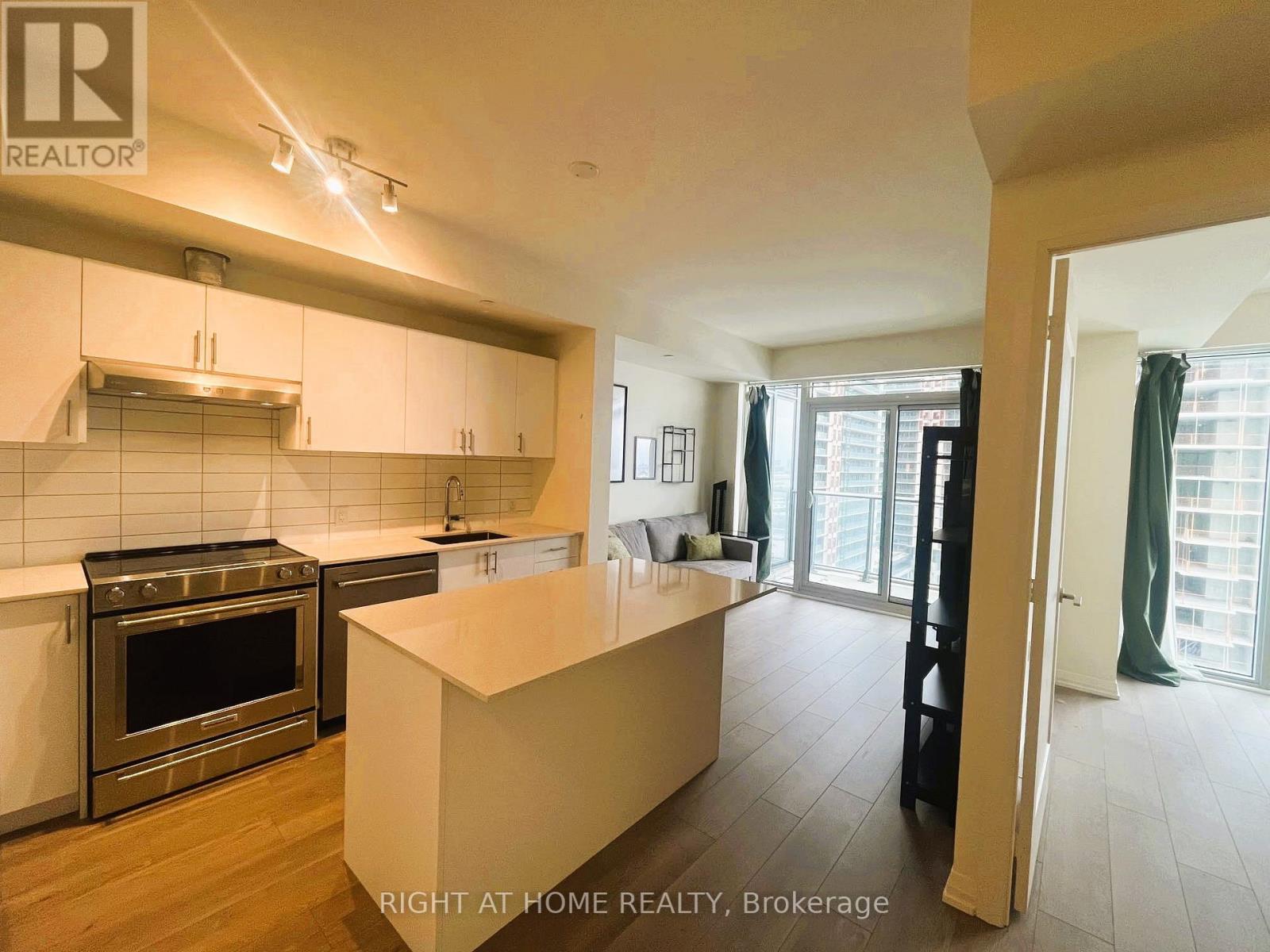1616 - 9000 Jane Street, Vaughan, Ontario  L4K 0M6 - Photo 2 - N12470942