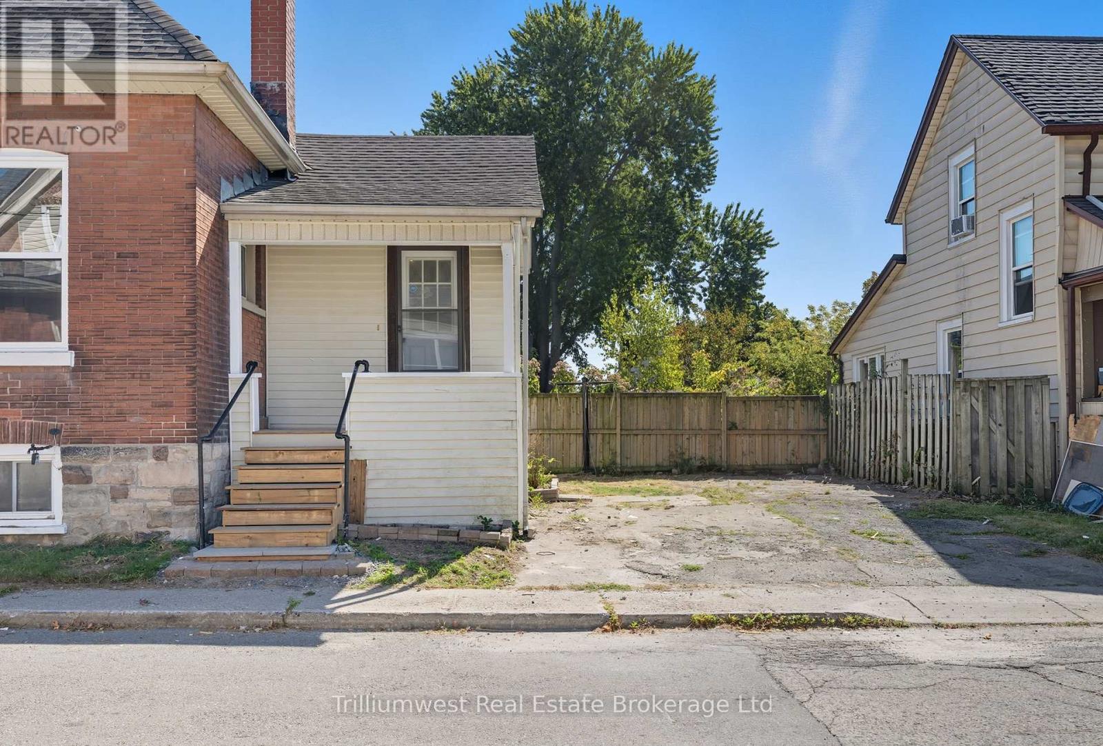 60 1/2 St Catharine Street, St. Thomas, Ontario  N5P 2W1 - Photo 2 - X12470961
