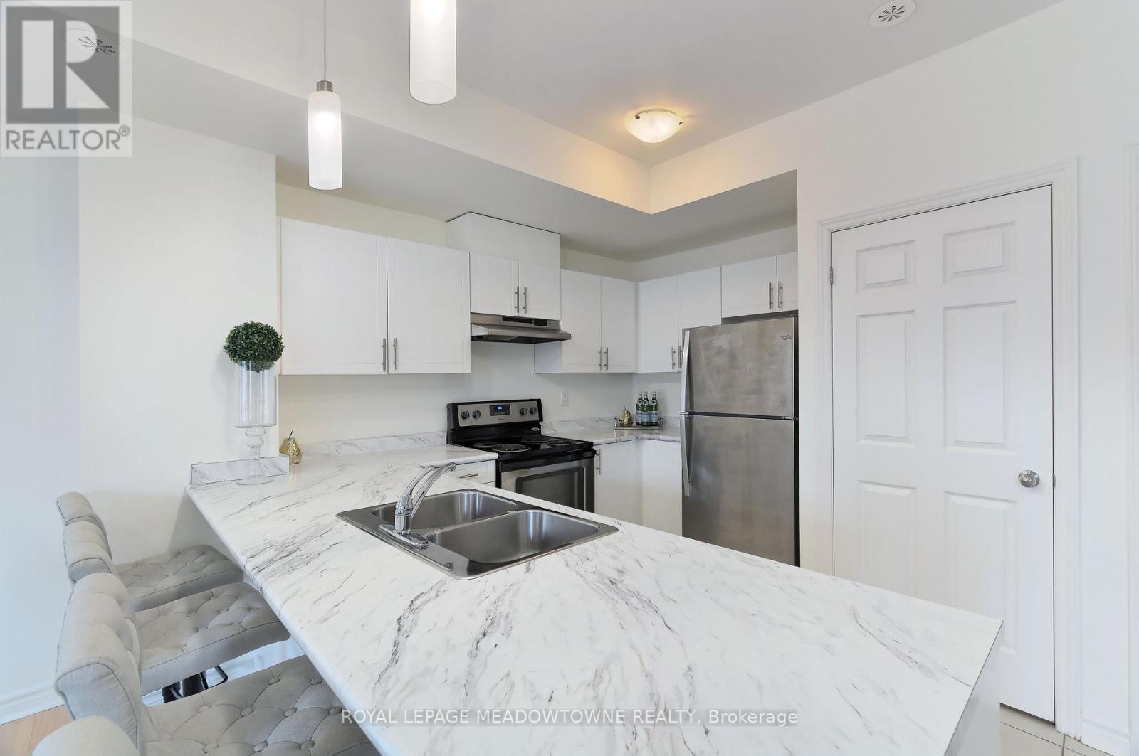 1704 - 2420 Baronwood Drive, Oakville, Ontario  L6M 0J7 - Photo 7 - W12470957