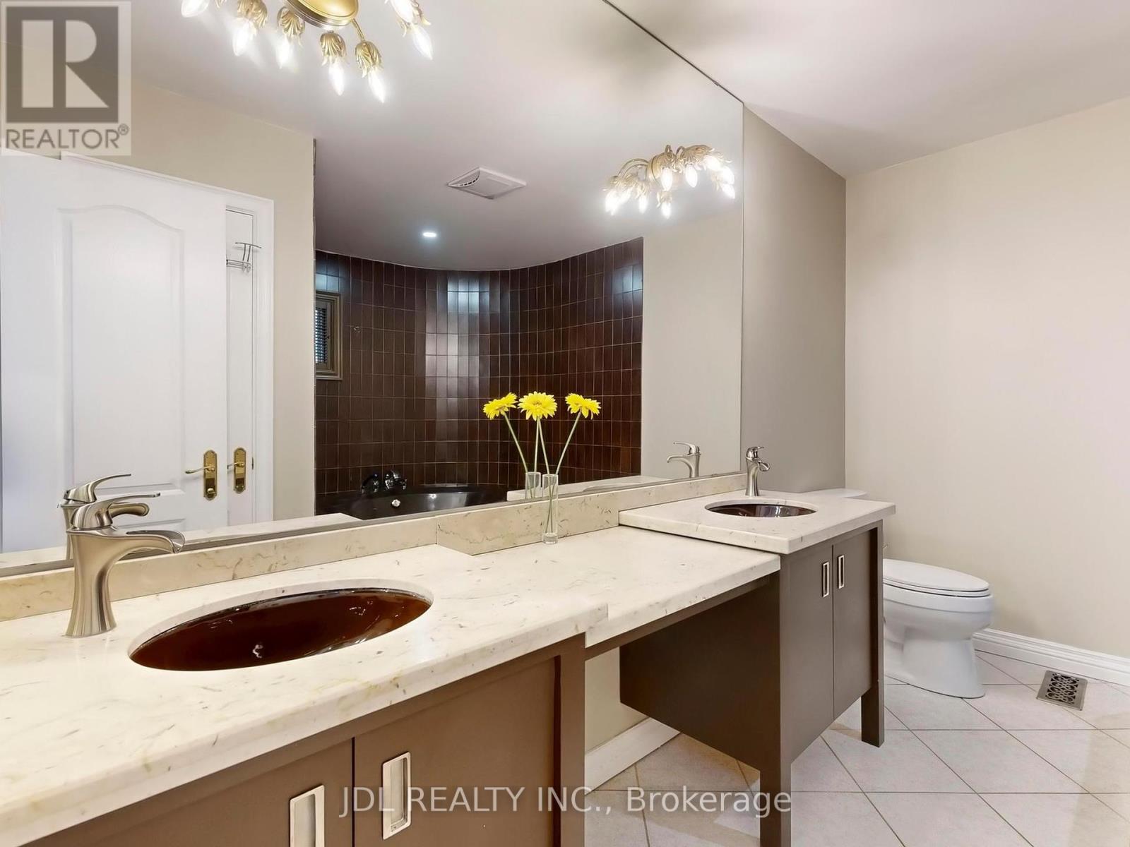 11 Moodie Drive, Richmond Hill, Ontario  L4C 8C9 - Photo 24 - N12419156