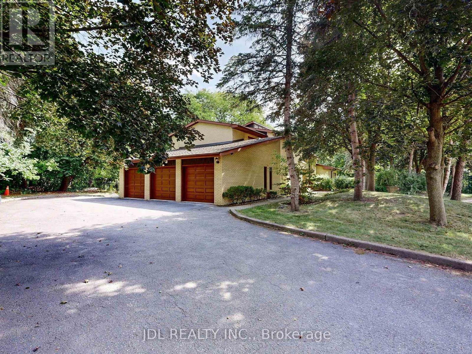11 Moodie Drive, Richmond Hill, Ontario  L4C 8C9 - Photo 8 - N12419156