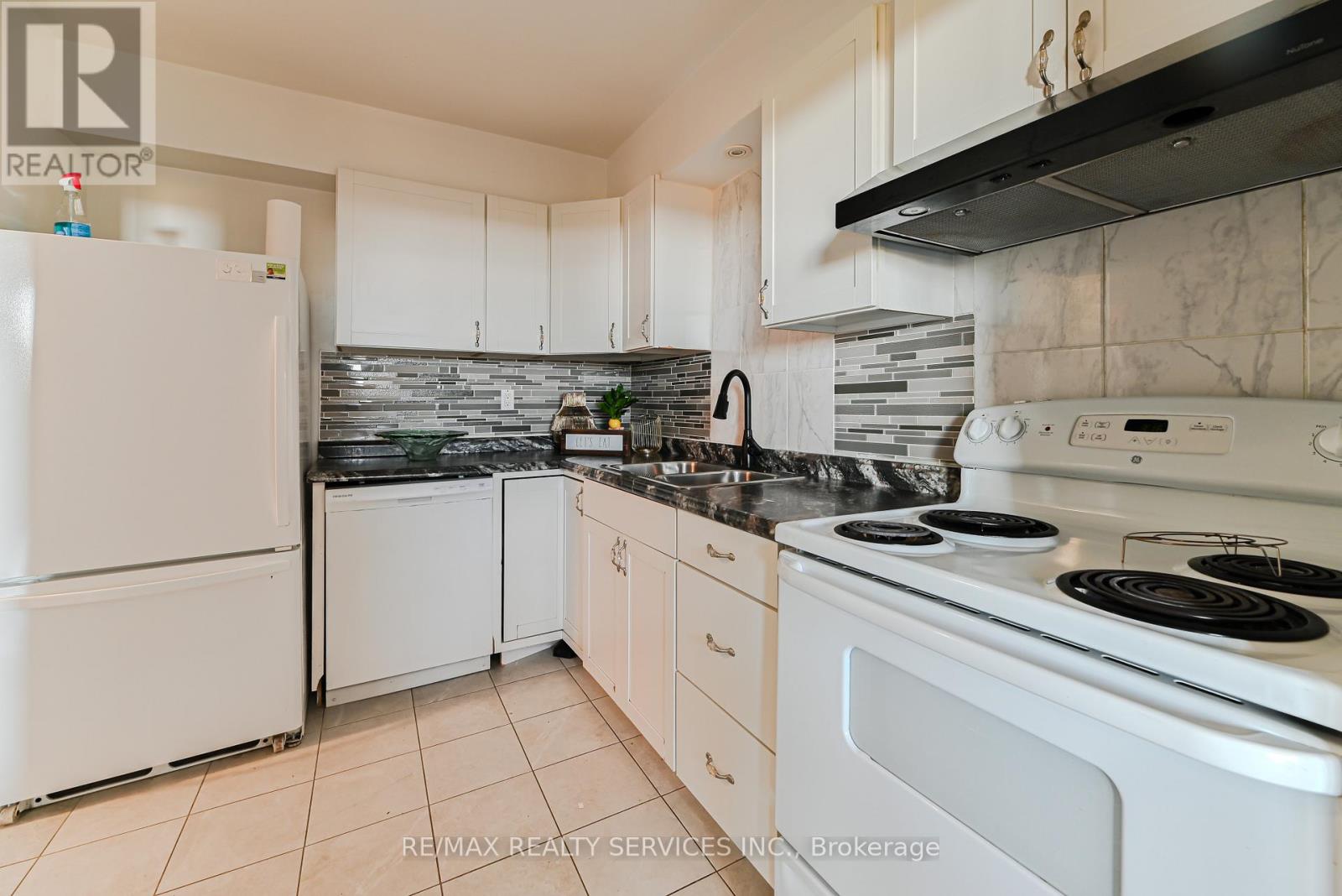 704 - 3390 Weston Road, Toronto, Ontario  M9M 2X3 - Photo 16 - W12471012