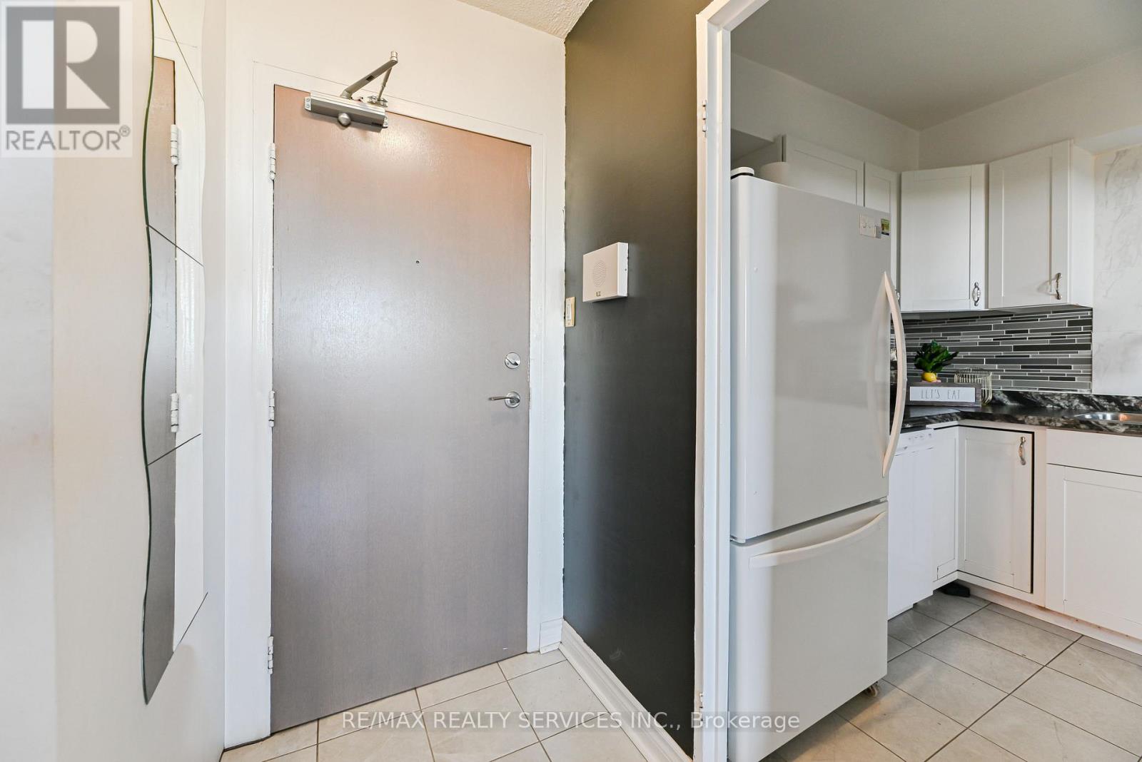 704 - 3390 Weston Road, Toronto, Ontario  M9M 2X3 - Photo 6 - W12471012