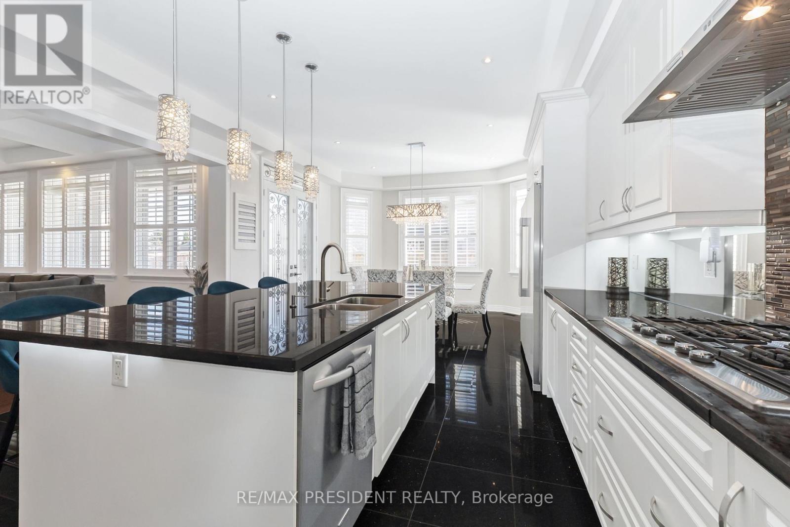 5 Sea Cliff Crescent, Brampton, Ontario  L6T 0G4 - Photo 13 - W12471014
