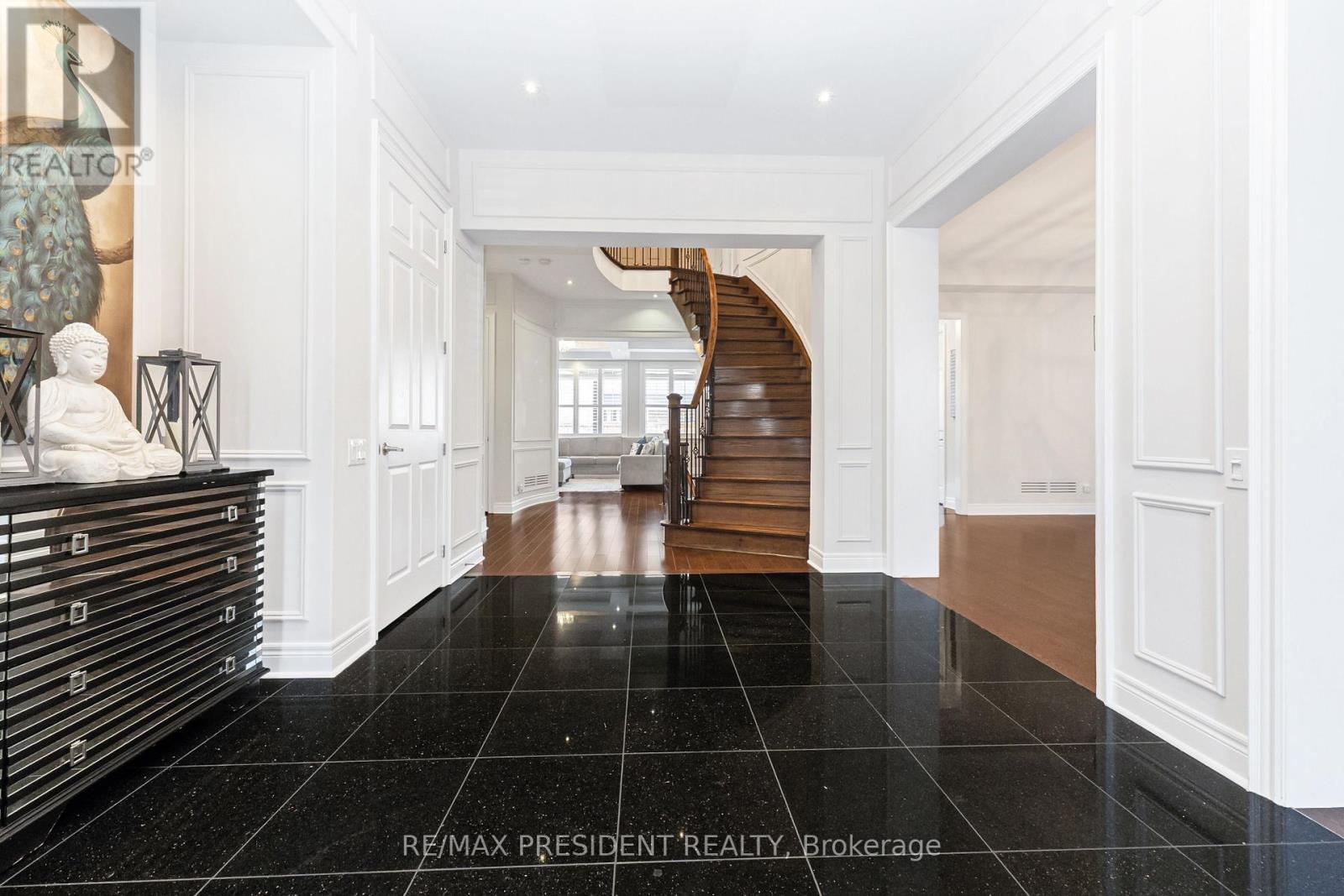 5 Sea Cliff Crescent, Brampton, Ontario  L6T 0G4 - Photo 4 - W12471014