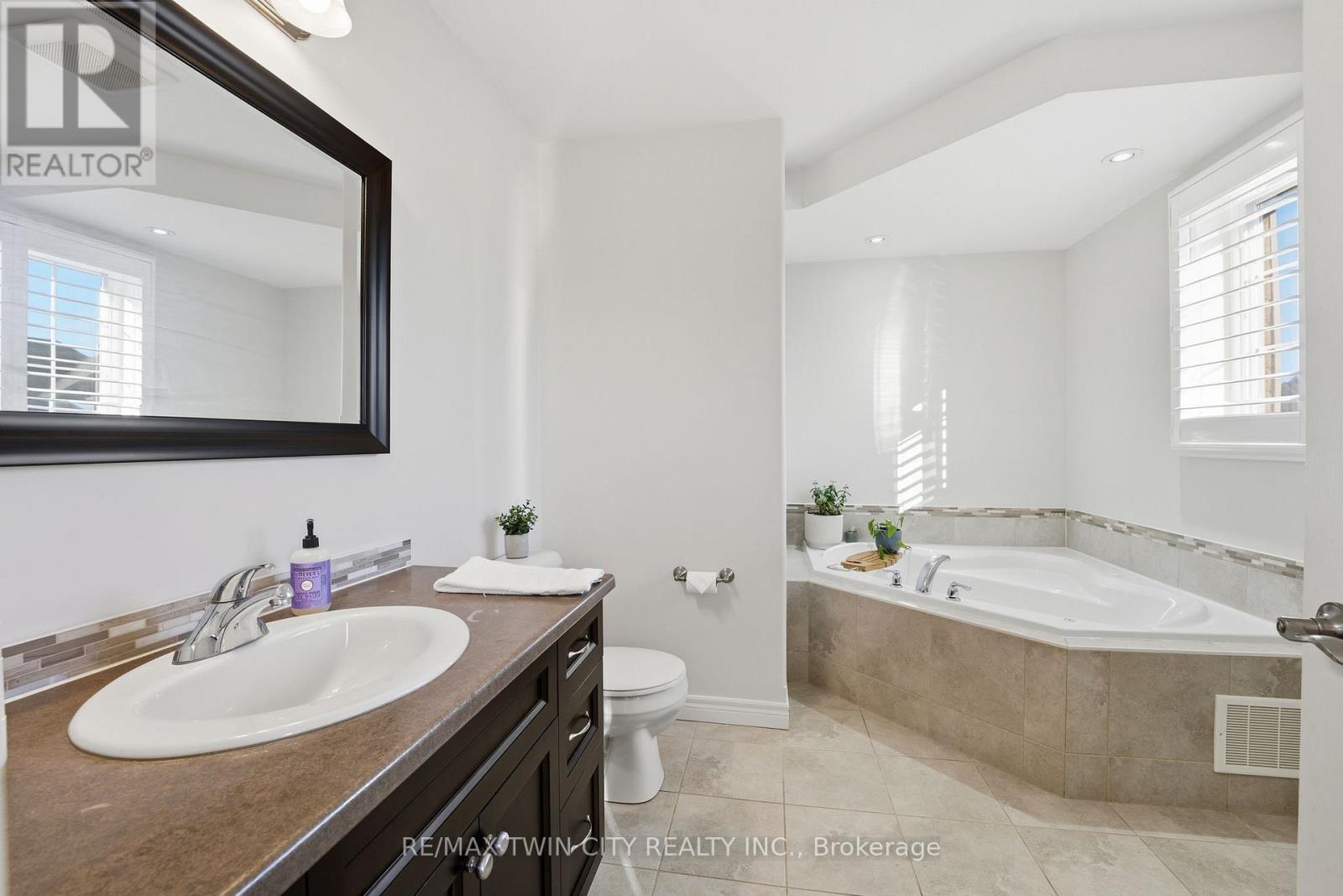 15 Yarington Drive, Brantford, Ontario  N3T 0G2 - Photo 17 - X12471005
