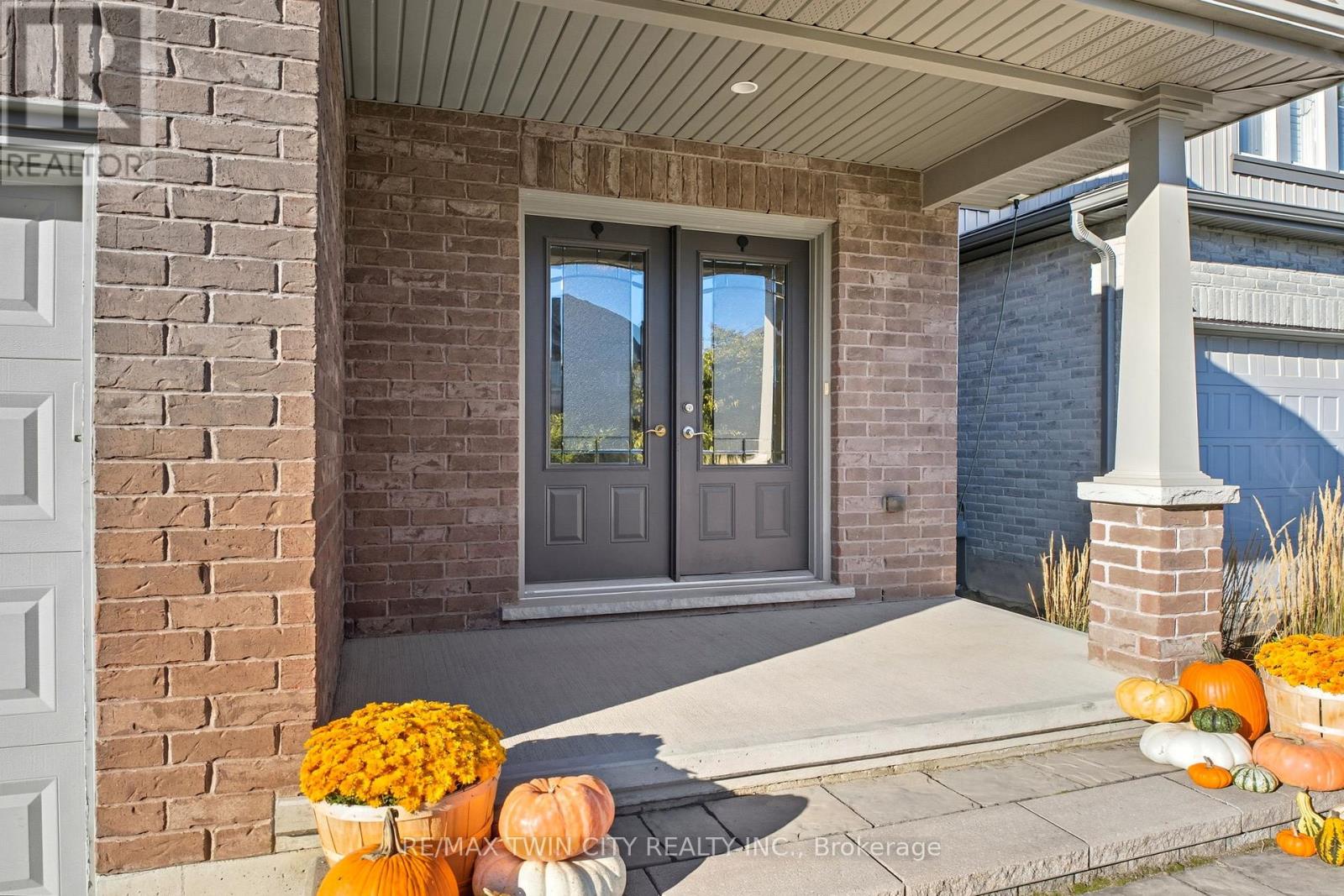 15 Yarington Drive, Brantford, Ontario  N3T 0G2 - Photo 3 - X12471005