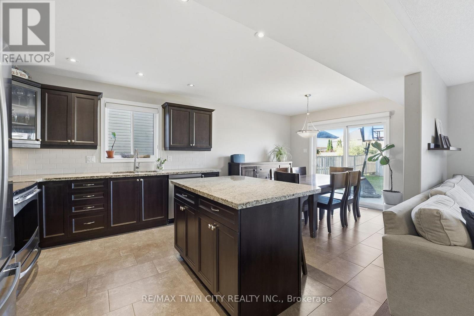 15 Yarington Drive, Brantford, Ontario  N3T 0G2 - Photo 5 - X12471005