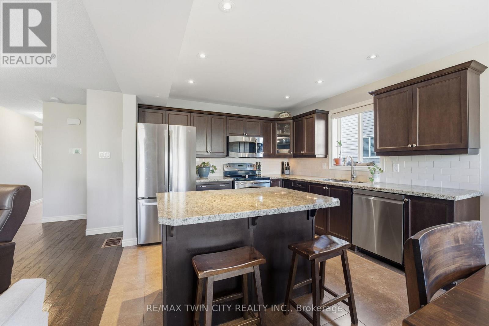 15 Yarington Drive, Brantford, Ontario  N3T 0G2 - Photo 6 - X12471005