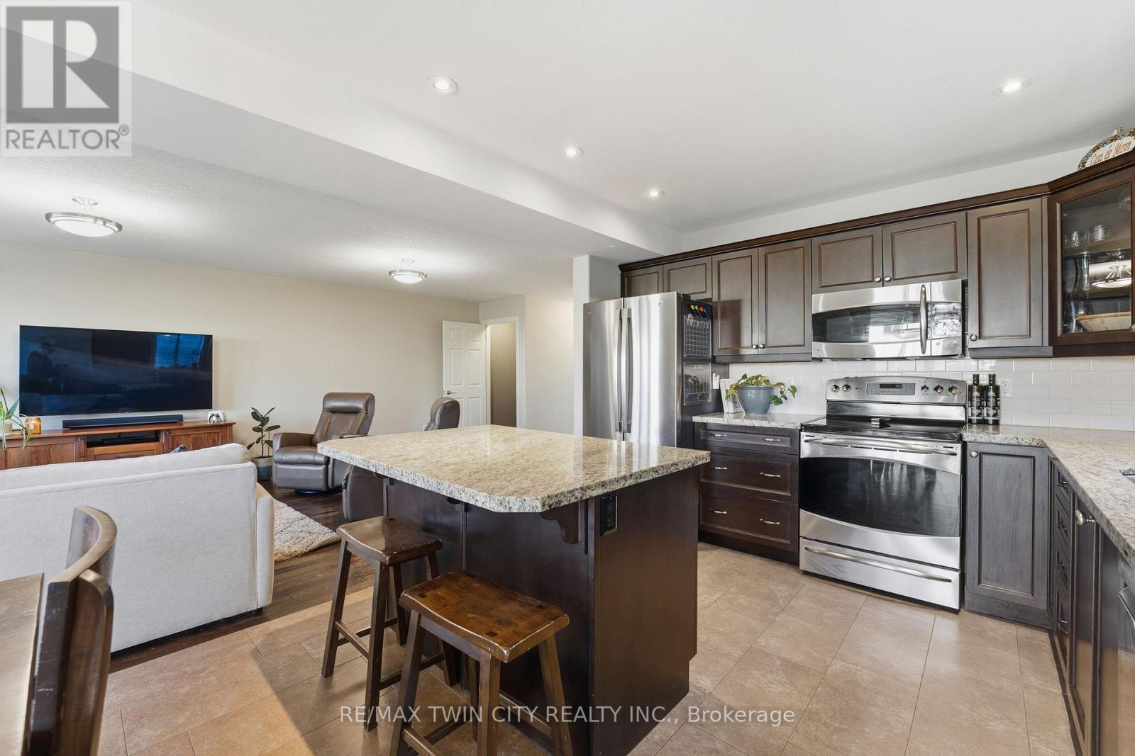 15 Yarington Drive, Brantford, Ontario  N3T 0G2 - Photo 7 - X12471005