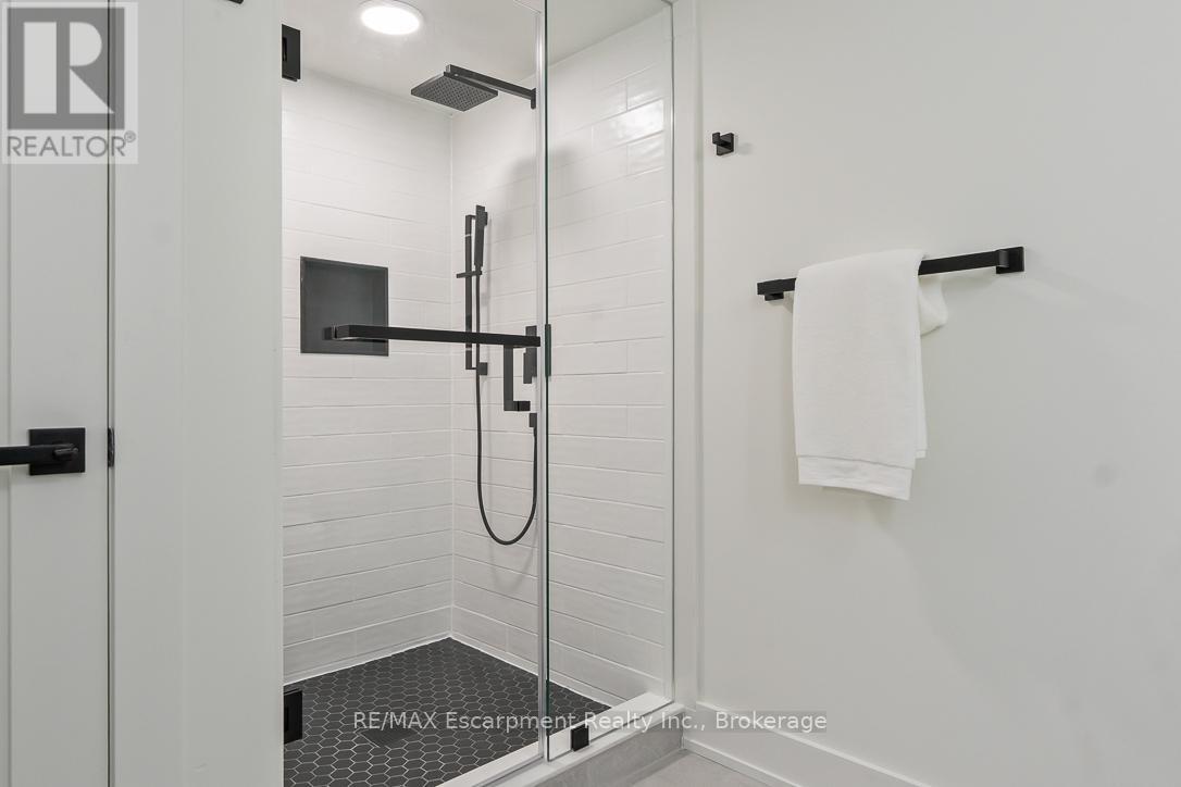 2282 Fairleigh Place, Burlington, Ontario  L7R 1G7 - Photo 25 - W12453856