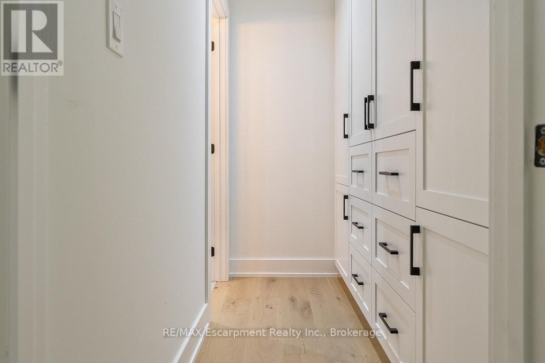 2282 Fairleigh Place, Burlington, Ontario  L7R 1G7 - Photo 16 - W12453856