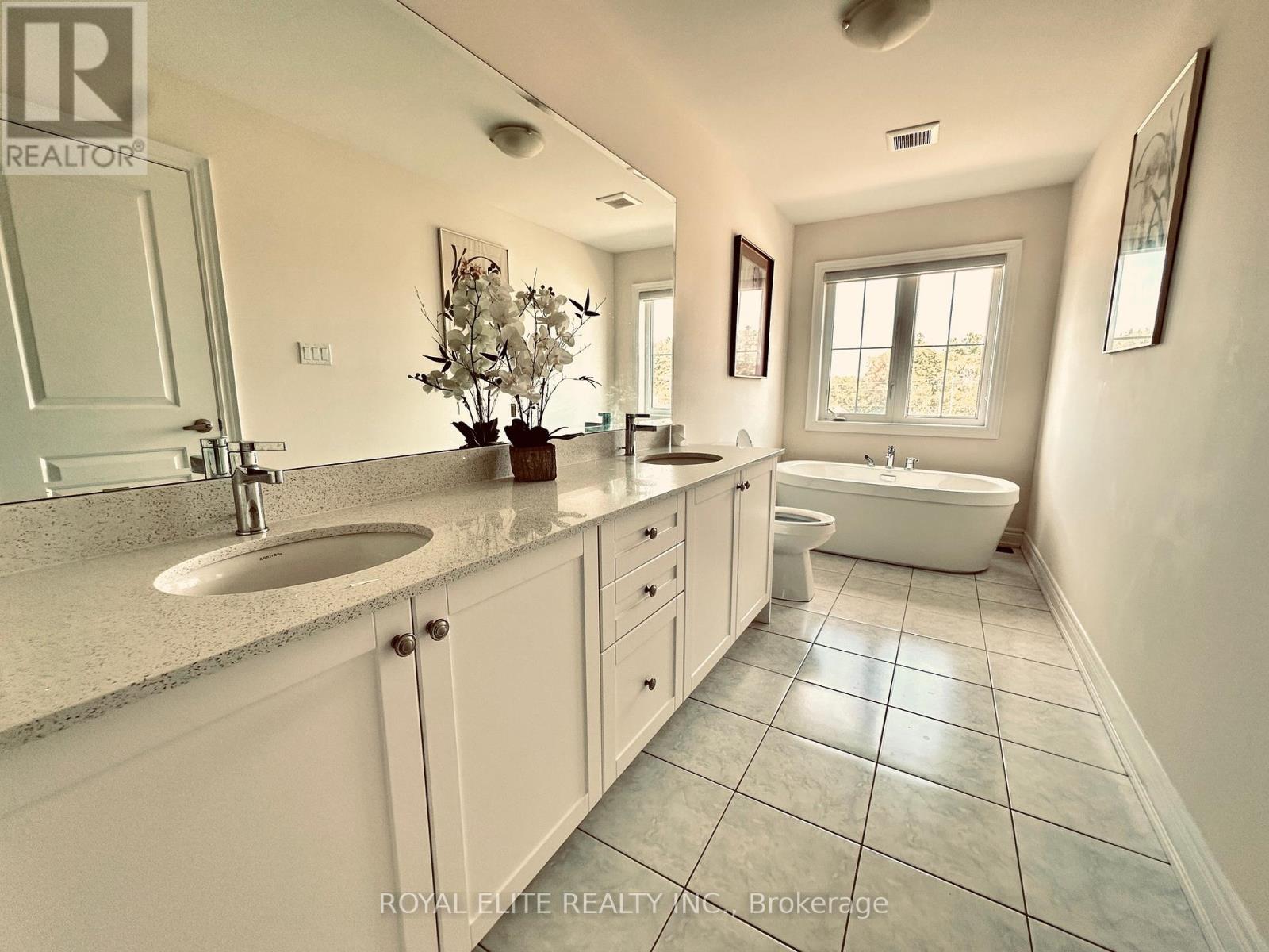32 Hercules Club Drive, Richmond Hill, Ontario  L4E 1K7 - Photo 10 - N12471026