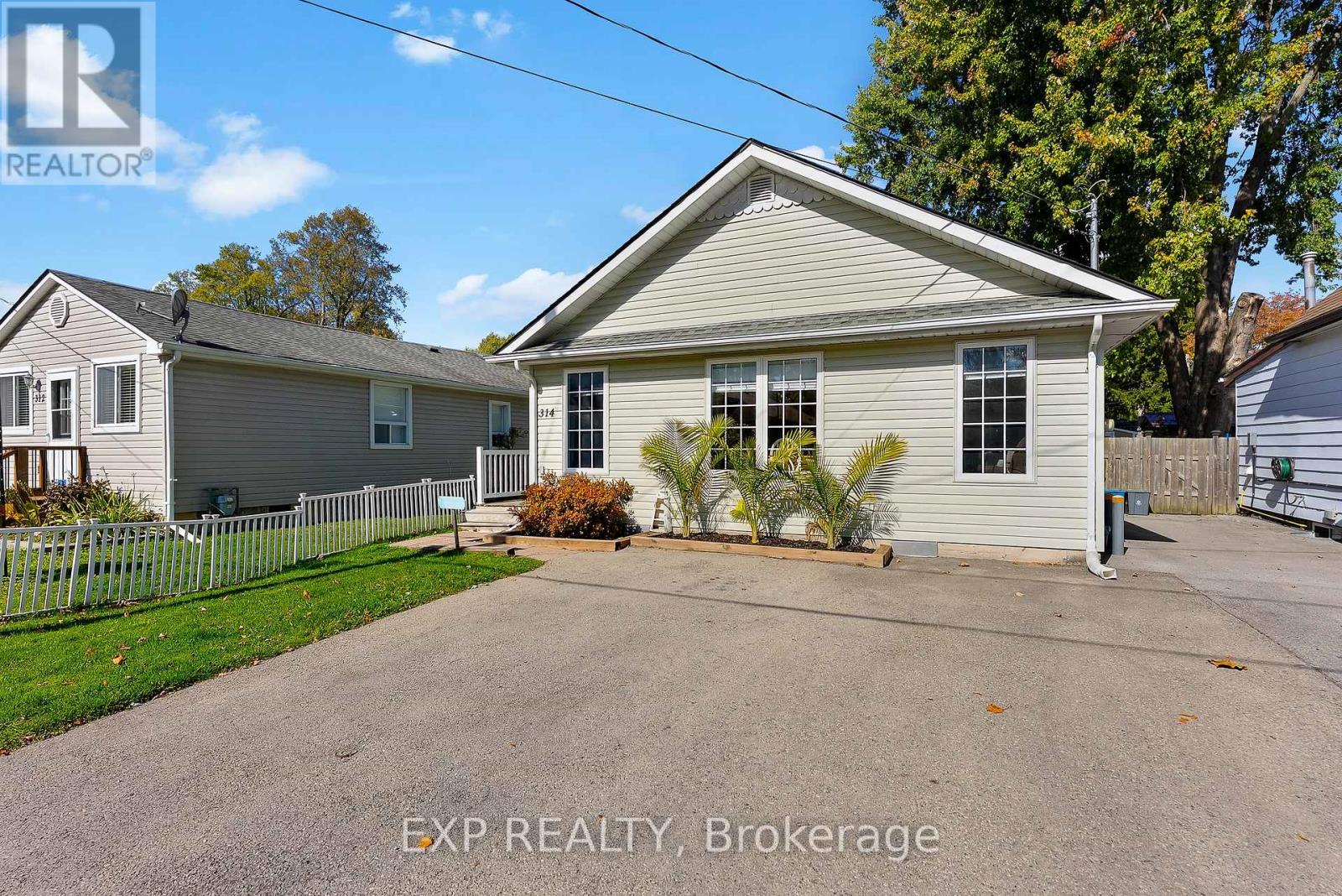 314 Lincoln Road W, Fort Erie, Ontario  L0S 1B0 - Photo 2 - X12471055