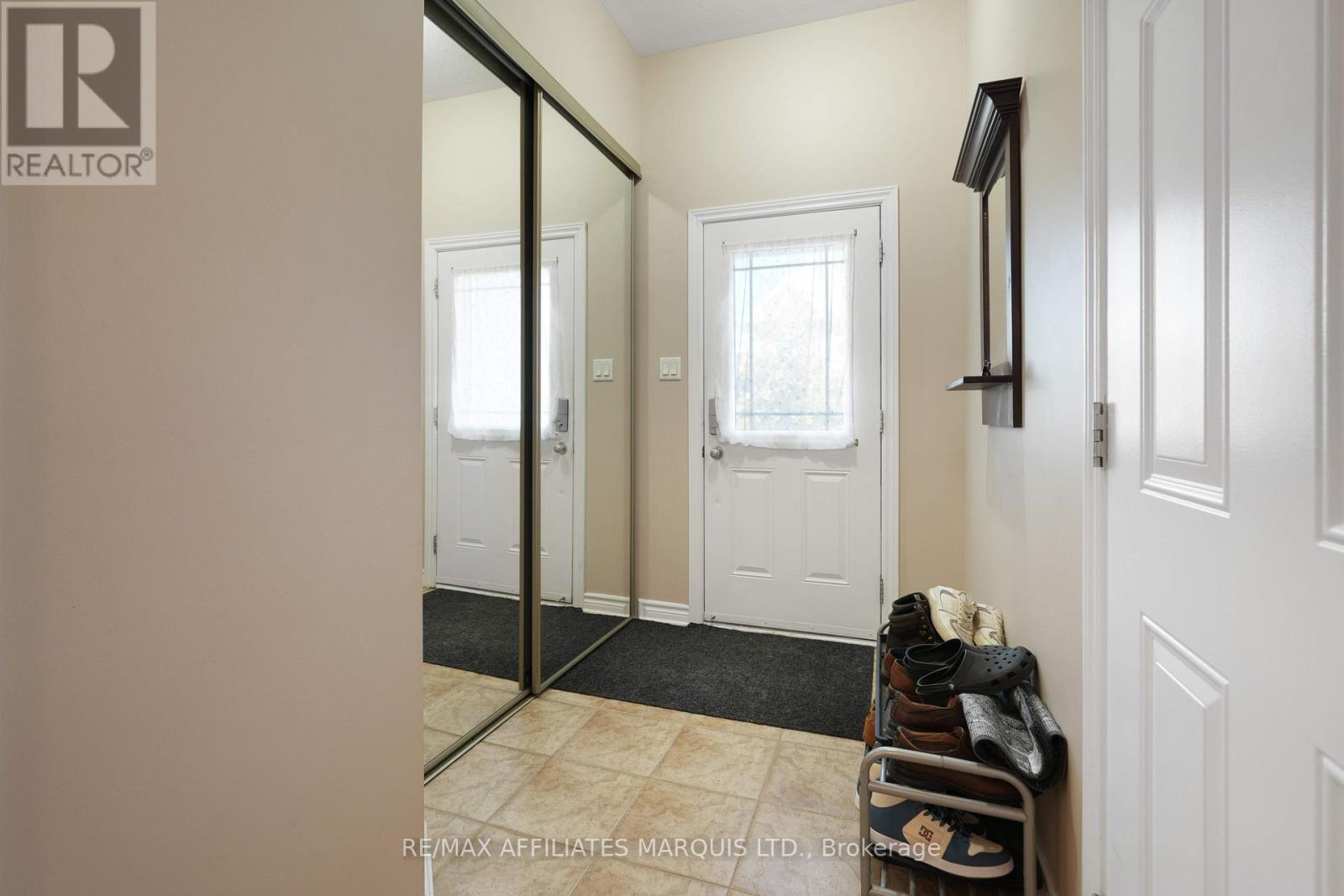 76 Indigo Street, Ottawa, Ontario  K1J 0A8 - Photo 3 - X12471062