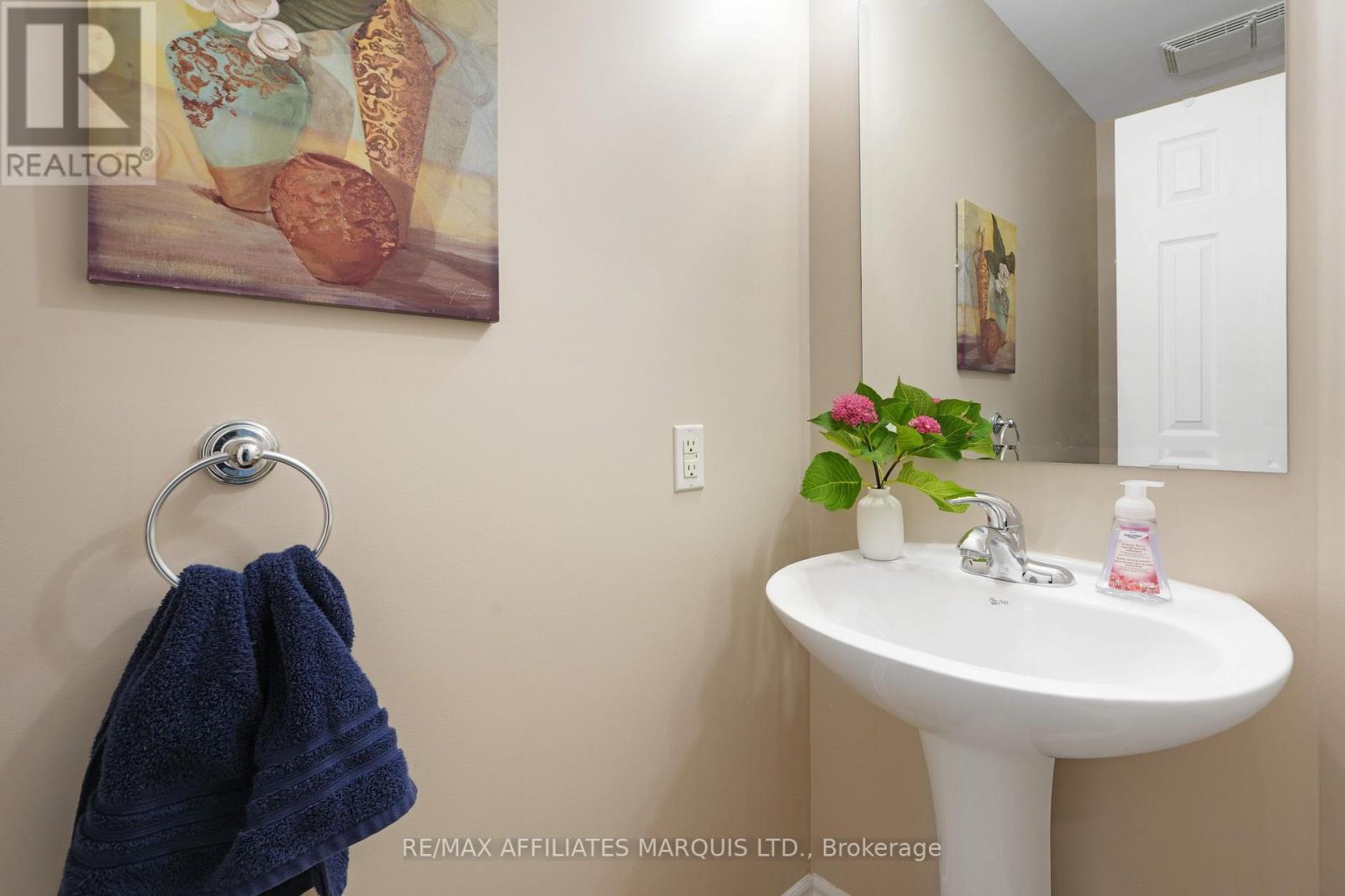 76 Indigo Street, Ottawa, Ontario  K1J 0A8 - Photo 4 - X12471062