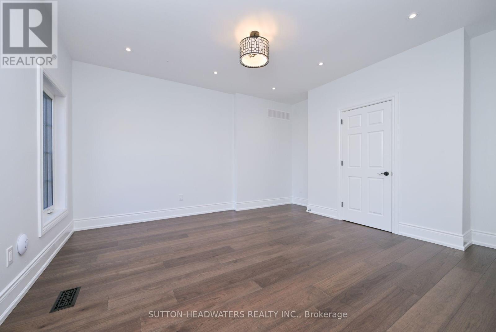 12 Flaherty Lane, Caledon, Ontario  L7K 2P3 - Photo 18 - W12471042