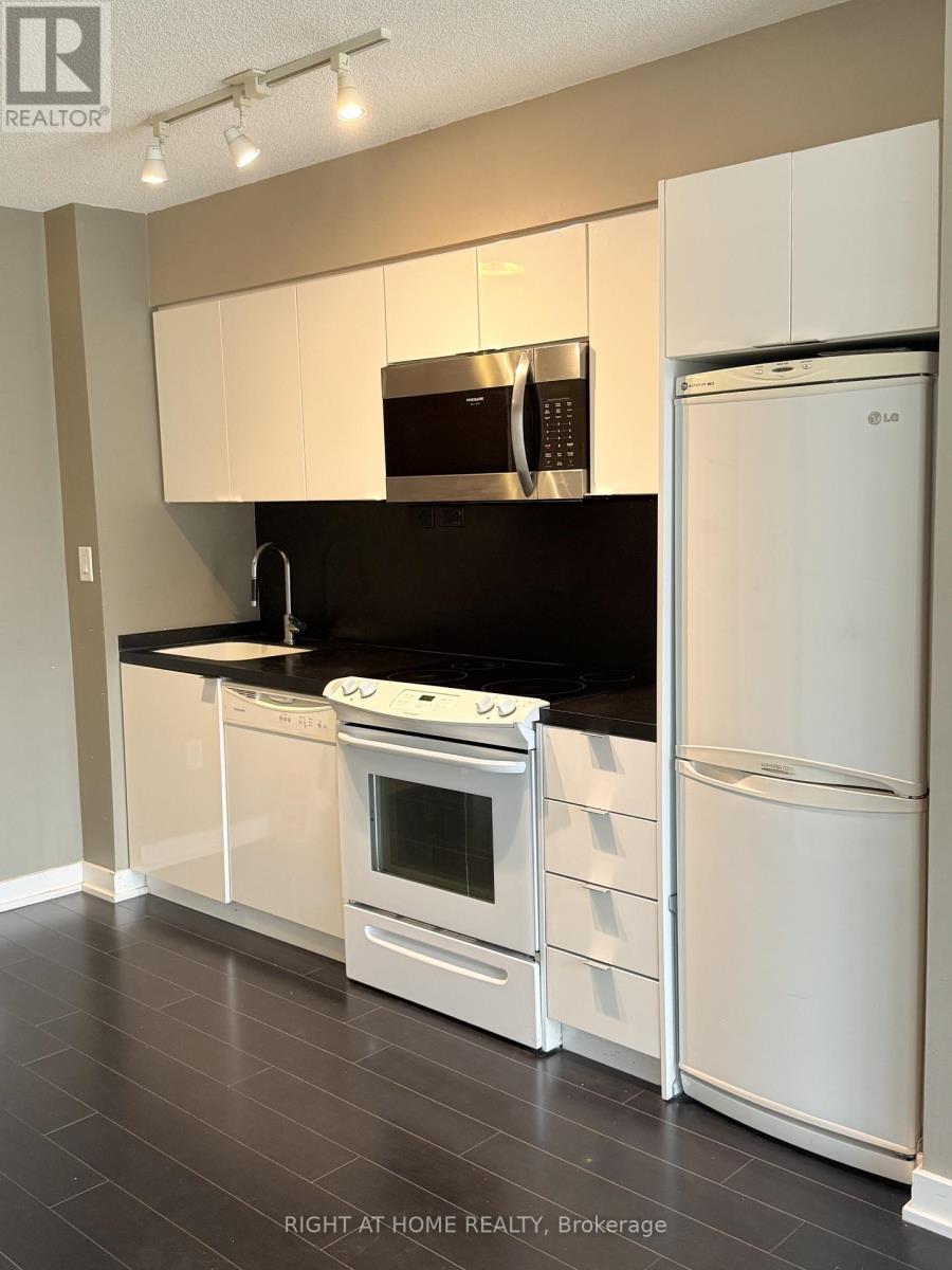 740 - 15 Iceboat Terrace, Toronto, Ontario  M5V 4A5 - Photo 2 - C12471048