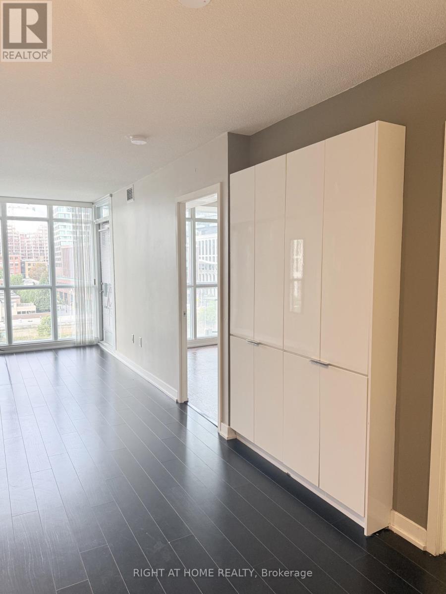 740 - 15 Iceboat Terrace, Toronto, Ontario  M5V 4A5 - Photo 4 - C12471048